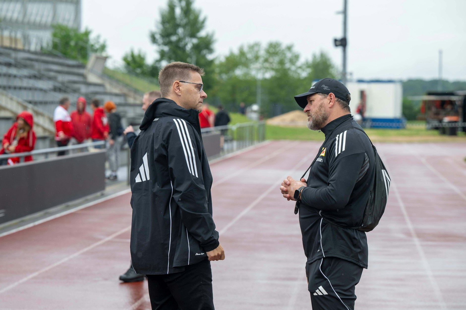 In der Vorbereitung sah man Oliver Ruhnert, hier im Gespräch mit Cheftrainer Steffen Baumgart, beim 1. FC Union im Trainingslager in Herzogenaurach. Ansonsten mied Ruhnert die Öffentlichkeit. 