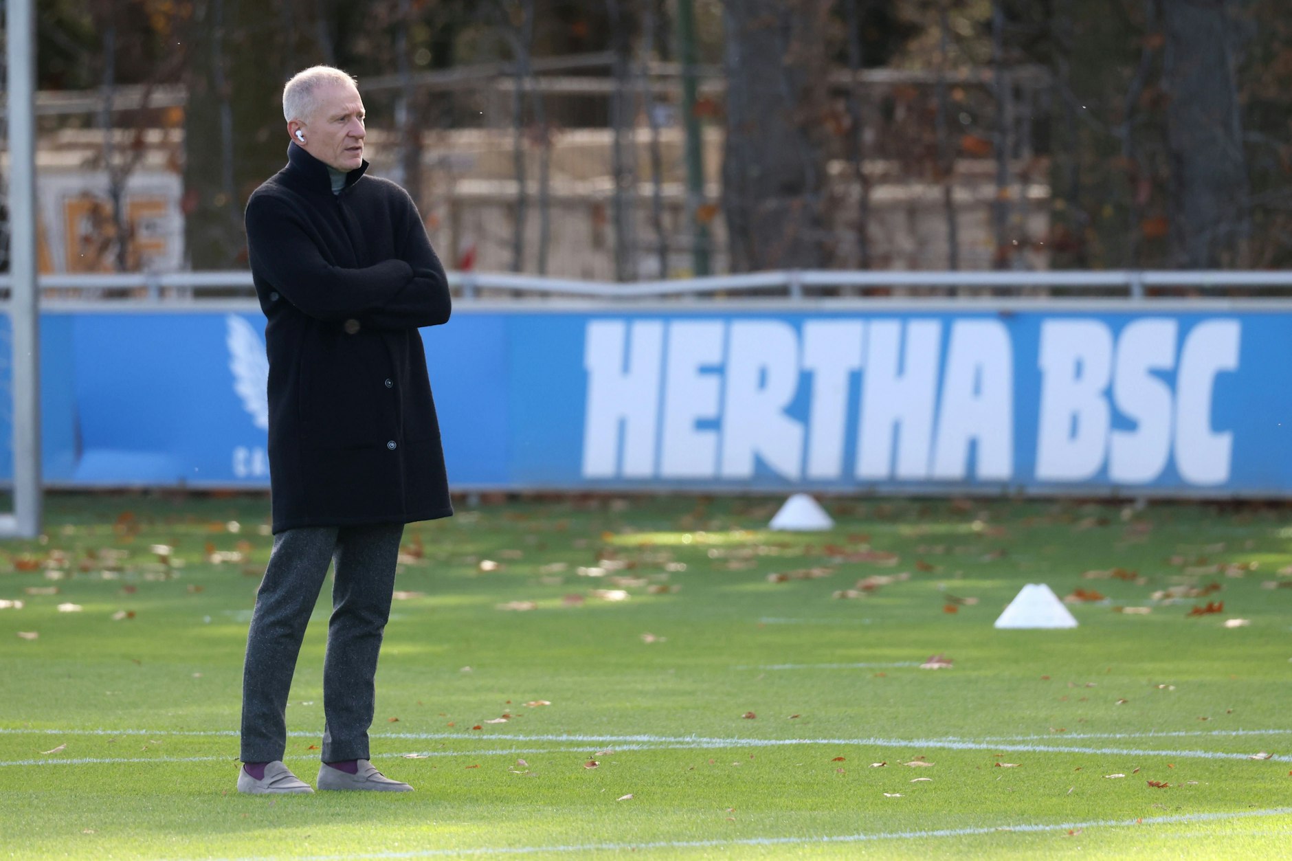 Herthas neuer Geschäftsführer Dr. Peter Görlich  hat alles im Blick. Er schaut auch oft beim Training der Profis vorbei.