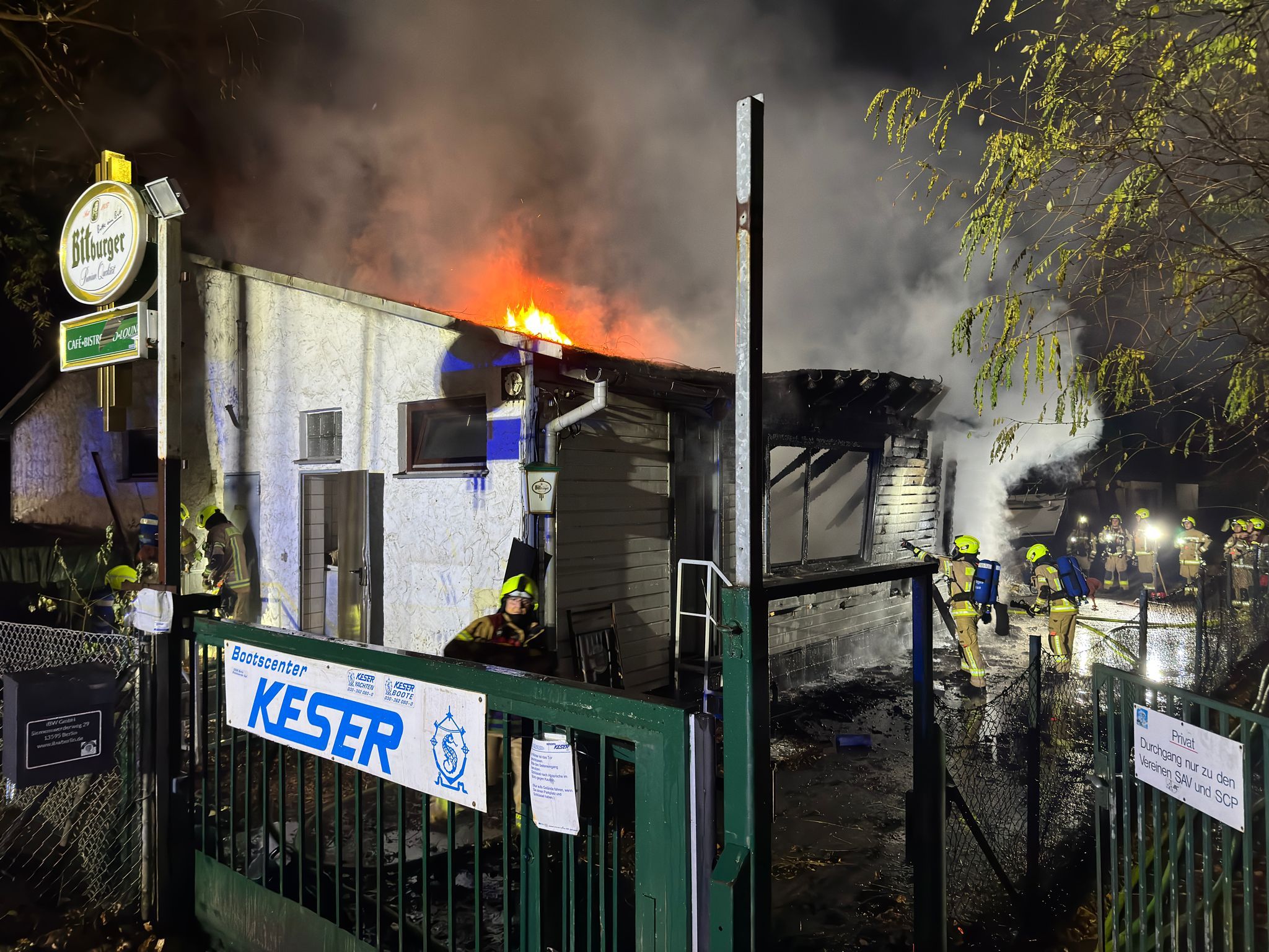 Feuerwehr muss Kneipen-Brand mit Boot löschen