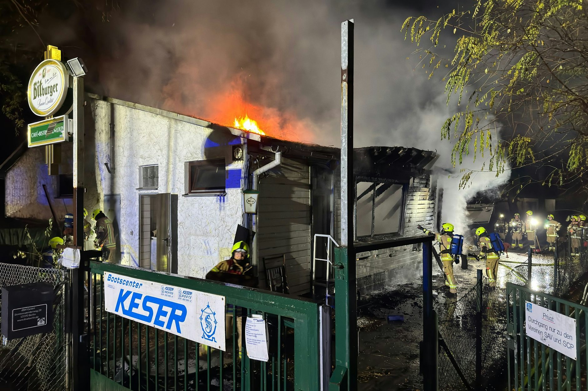 Die Kneipe am Siemenswerderweg brennt. Das Feuer kann nur von einem Boot aus gelöscht werden.