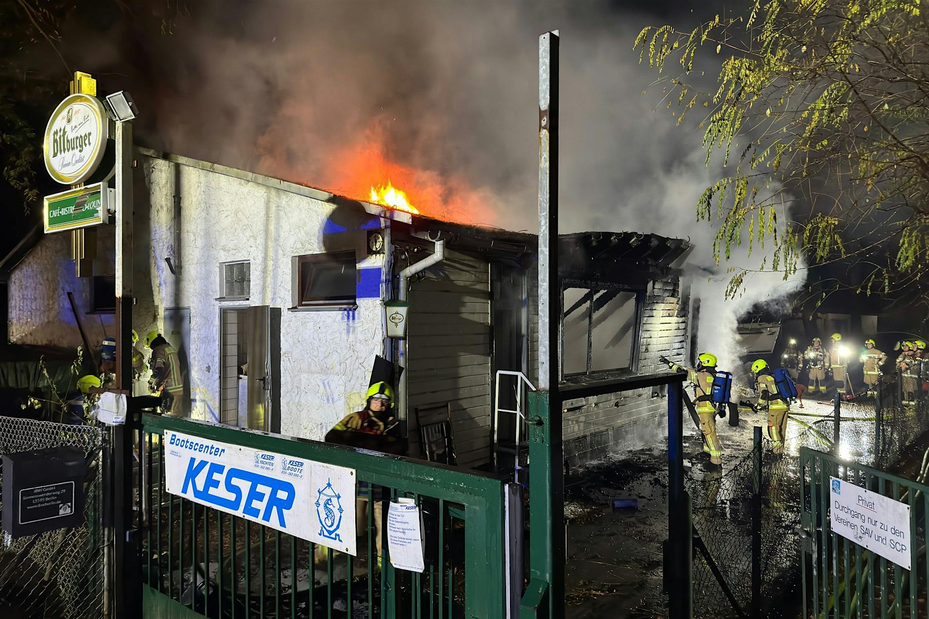 Feuerwehr muss Kneipen-Brand mit Boot löschen