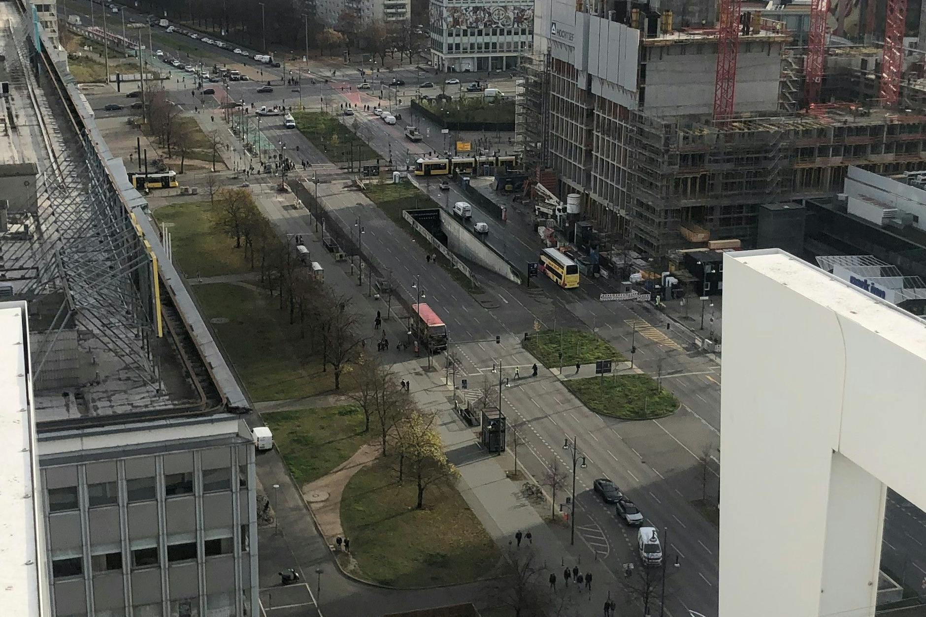 Staufalle in Berlin-Mitte ist weg: Freie Fahrt auf der Alexanderstraße!
