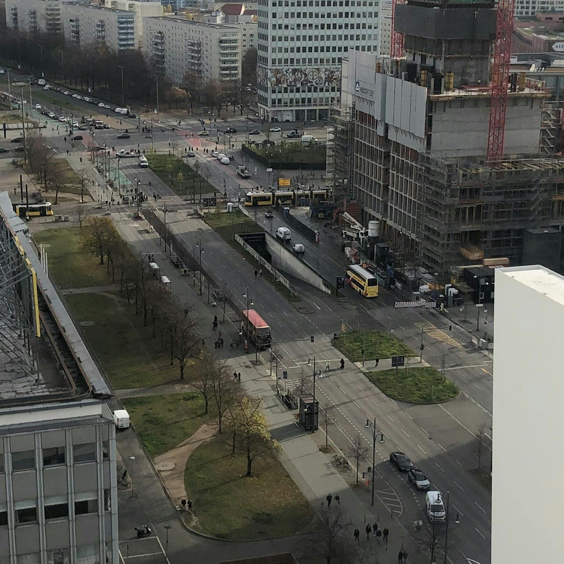 Staufalle in Berlin-Mitte ist weg: Freie Fahrt auf der Alexanderstraße!