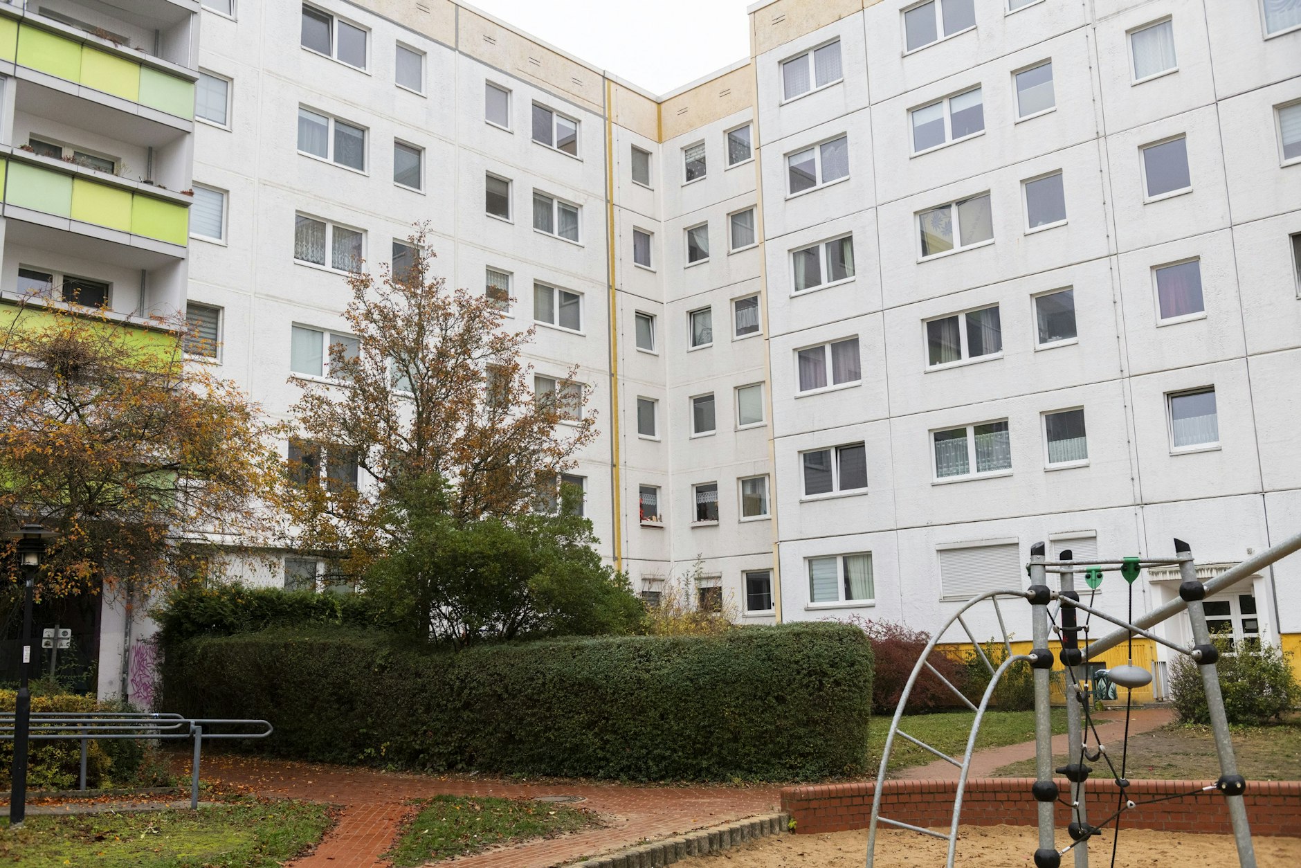 Der mutmaßliche Tatort: In der Neuen Grottkauer Strasse ermittelt die Berliner Polizei wegen eines Sexualdelikts.