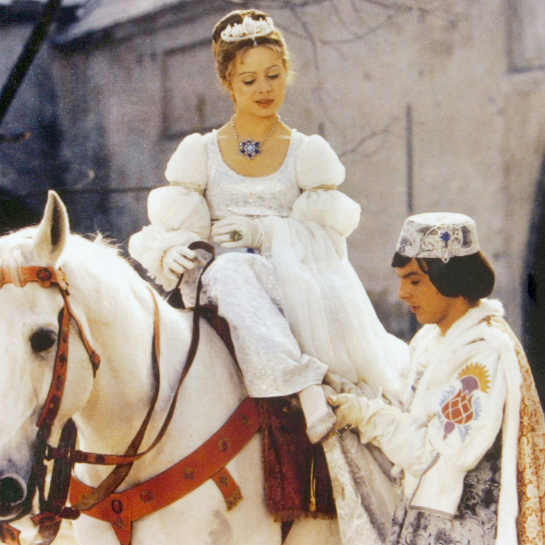 „Drei Haselnüsse für Aschenbrödel“ 2025: Alle TV-Termine auf einen Blick!