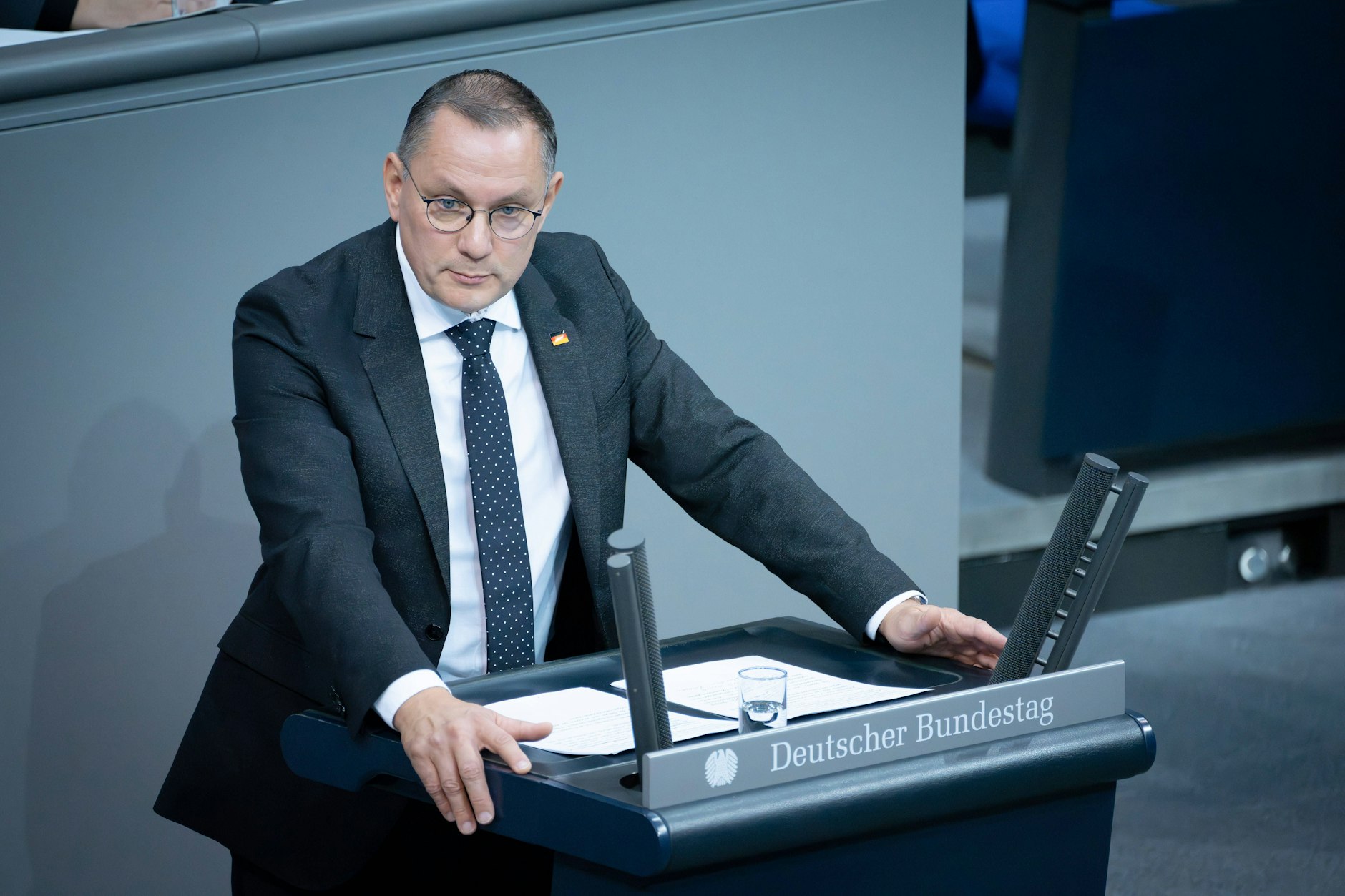 Tino Chrupalla sieht die Russland-Reise seines Parteikollegen weniger kritisch.