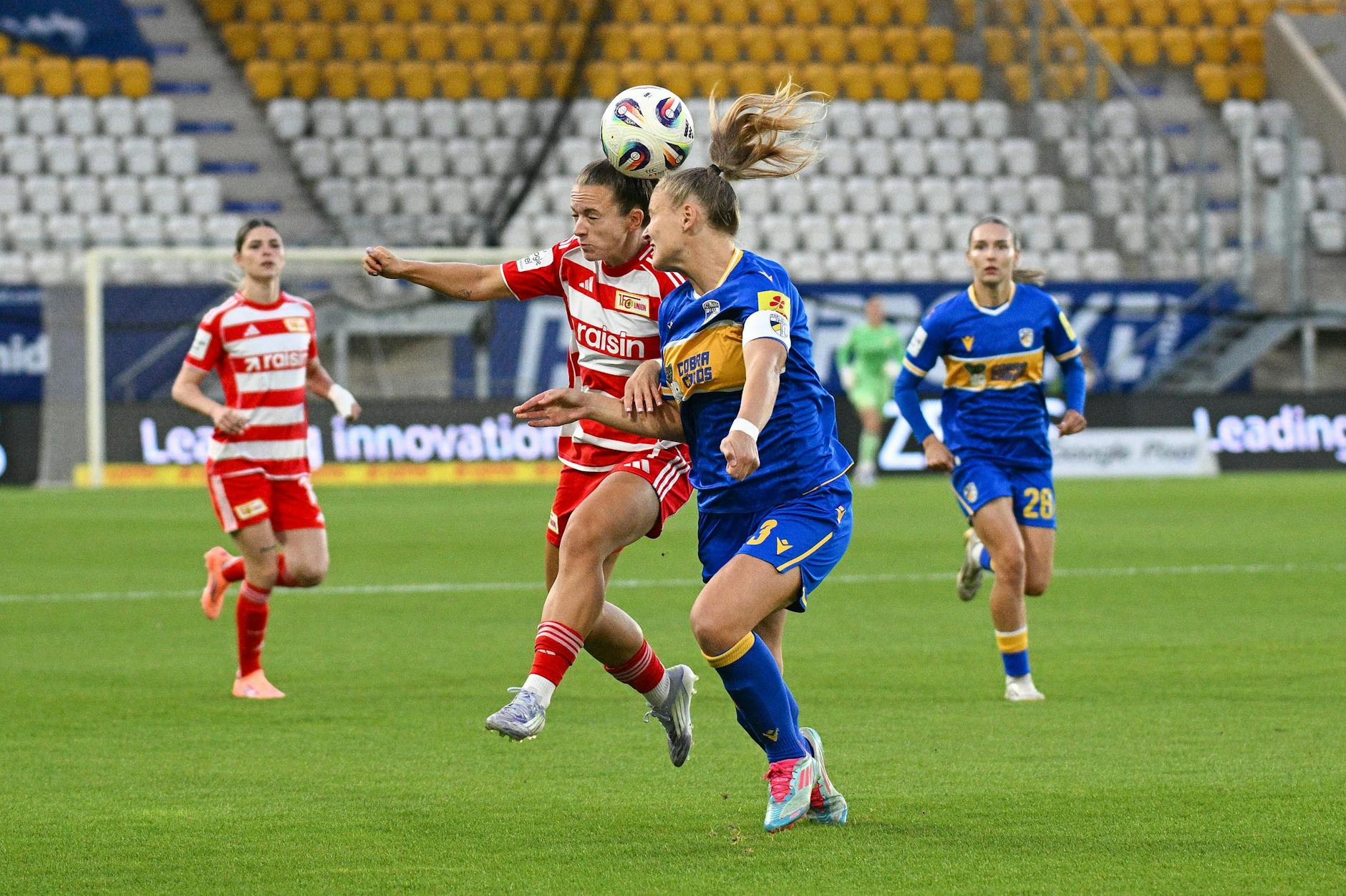 Umkämpft: Toma Ihlenburg (vorn) von Carl Zeiss Jena will mit ihrem Team den 1. FC Union Berlin aus dem DFB-Pokal werfen