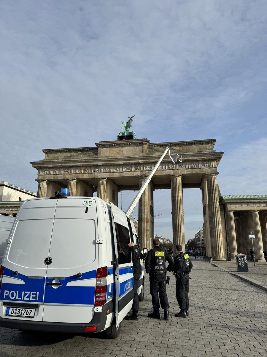 Palästina-Chaoten wollen Brandenburger Tor mit Hebebühne besetzen! Polizei vor Ort