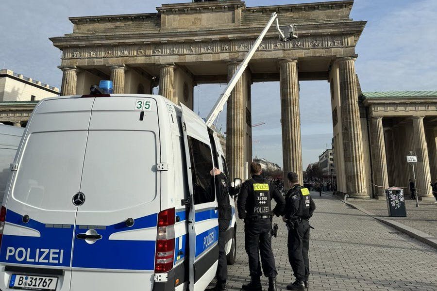 Chaoten wollten das Brandenburger Tor mit einer Hebebühne besetzen! Die Polizei ist vor Ort.
