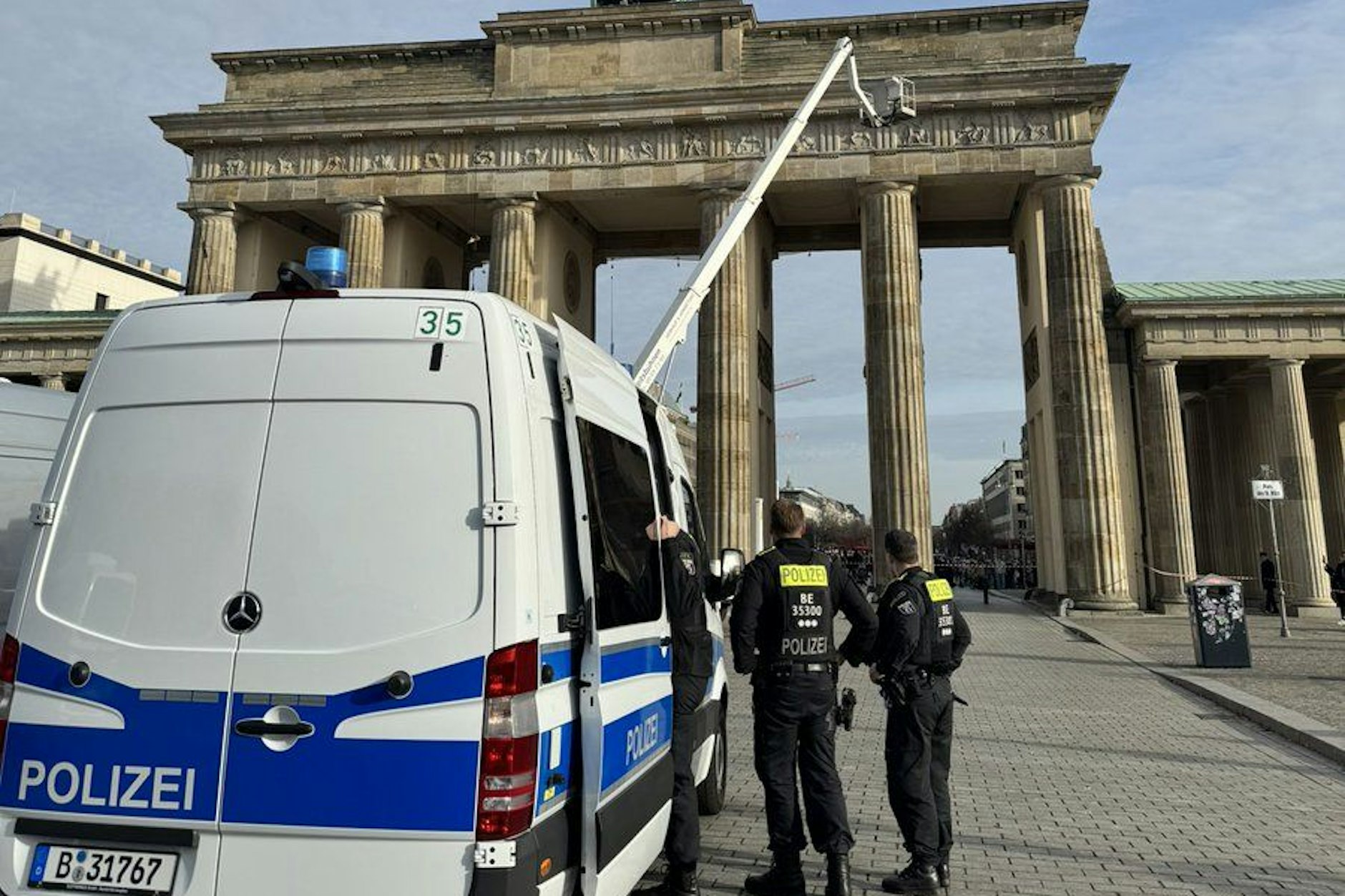 Chaoten wollten das Brandenburger Tor mit einer Hebebühne besetzen! Die Polizei ist vor Ort.