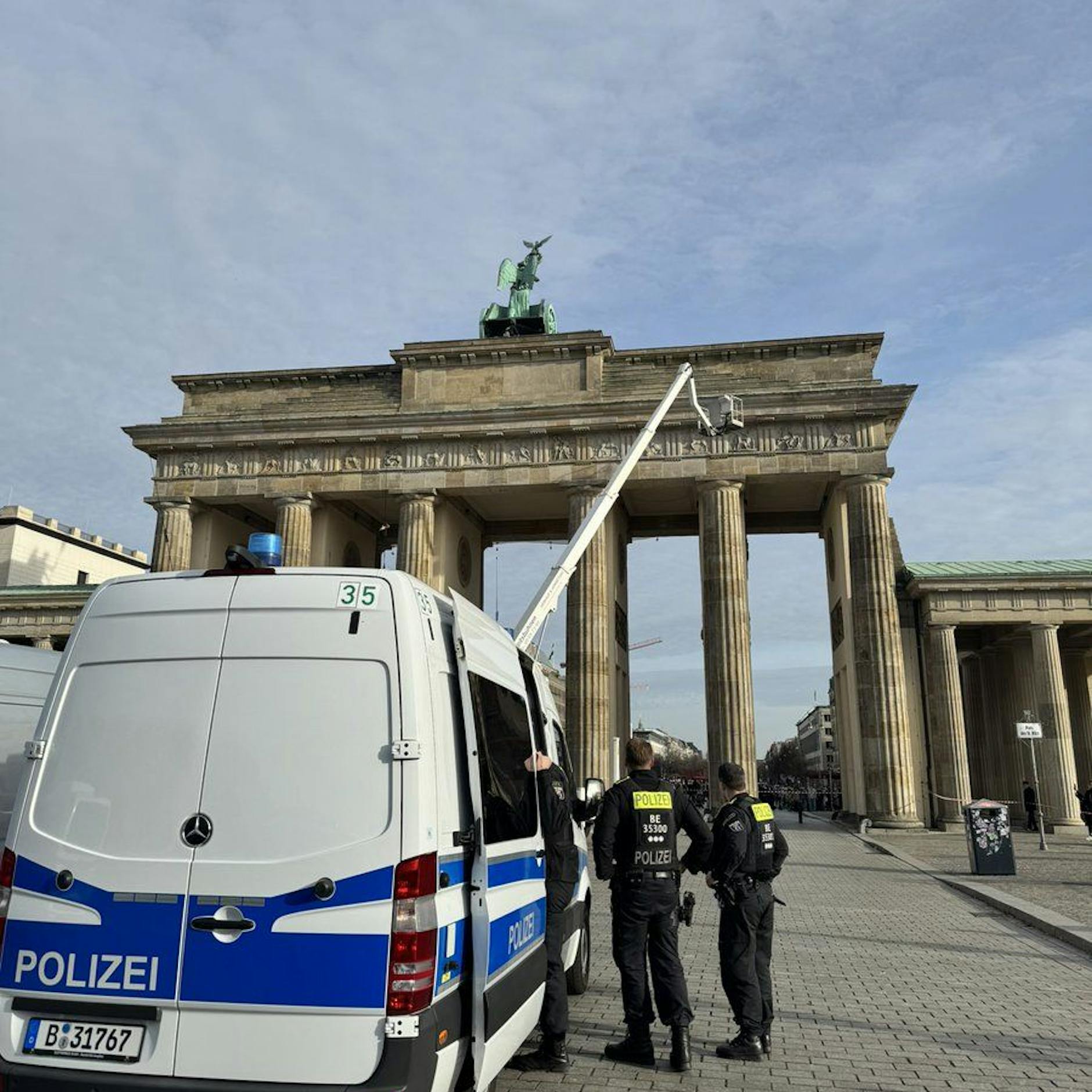 Image - Palästina-Chaoten wollen Brandenburger Tor mit Hebebühne besetzen! Polizei vor Ort