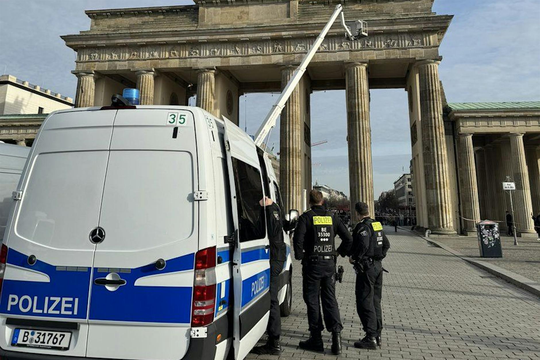 Palästina-Chaoten wollen Brandenburger Tor mit Hebebühne besetzen! Polizei vor Ort