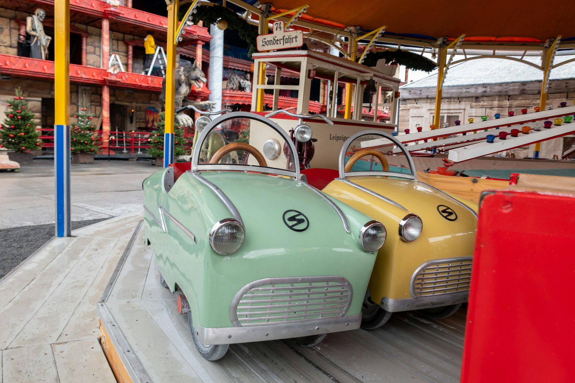 Aufgehübschte Trabis auf dem Weihnachtsmarkt. Überall in der DDR gab es solche Karussells.