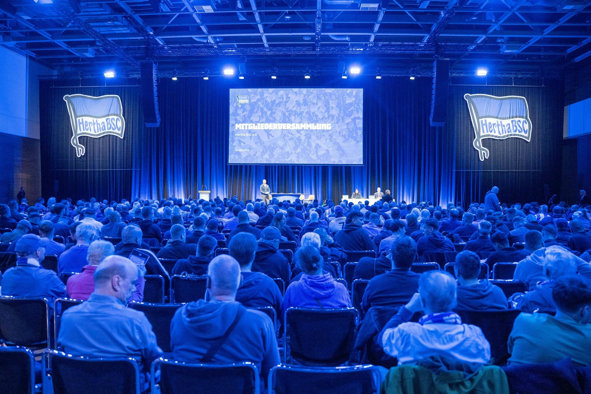 Hertha-Mitgliederversammlungen dauen meist lang und haben schon so manchen skurrilen Auftritt erlebt. Sonnabend ist es wieder Zeit für blau-weiße Folklore.