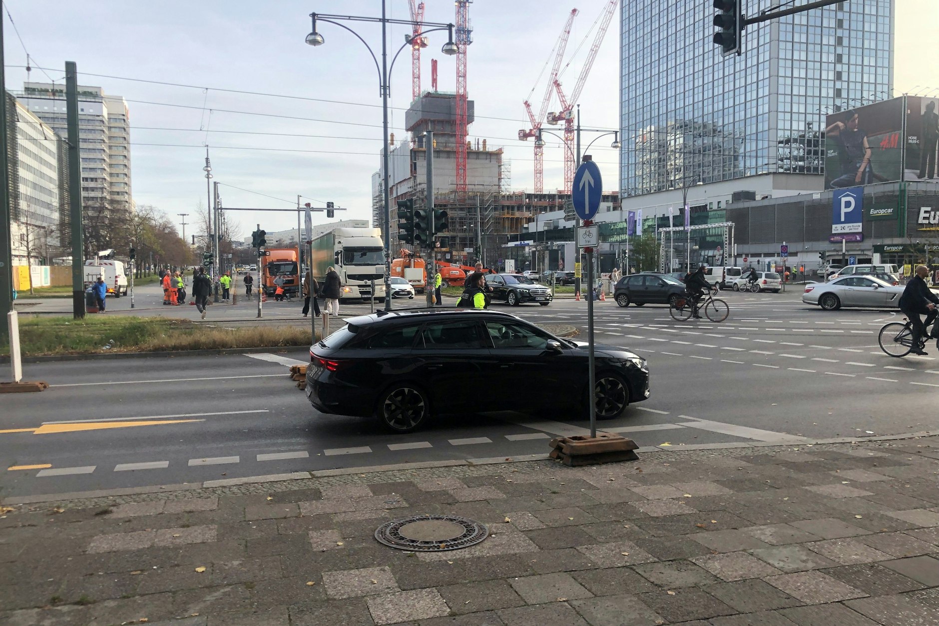 Die ersten Autos rollen wieder über die Alexanderstraße in Mitte, nach wochenlanger Sperrung.