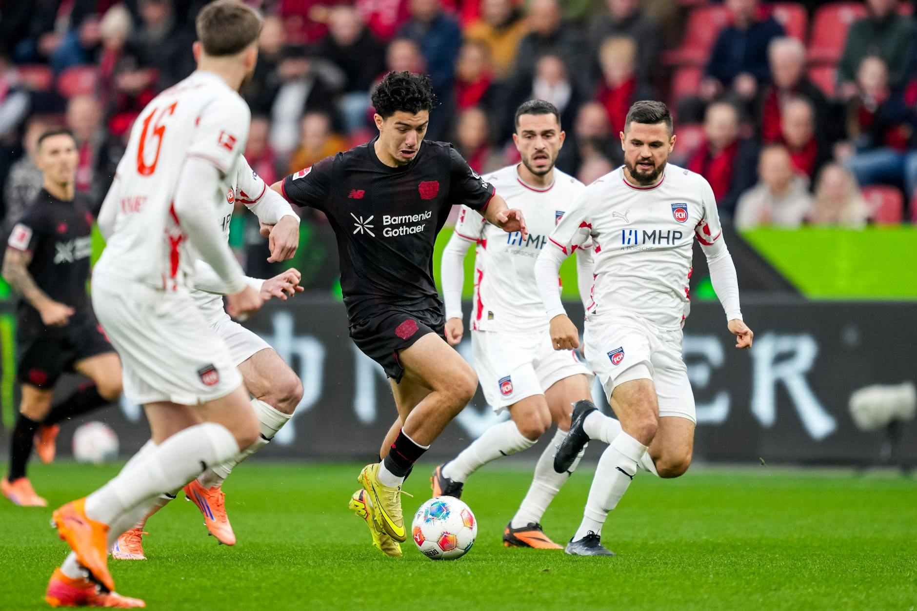 Ibo Maza dribbelt in der Bundesliga gleich vier Heidenheimer aus. Bei Leverkusens 6:0 gegen den FCH traf Maza doppelt.