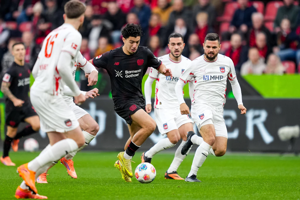 Ibo Maza dribbelt in der Bundesliga gleich vier Heidenheimer aus. Bei Leverkusens 6:0 gegen den FCH traf Maza doppelt.