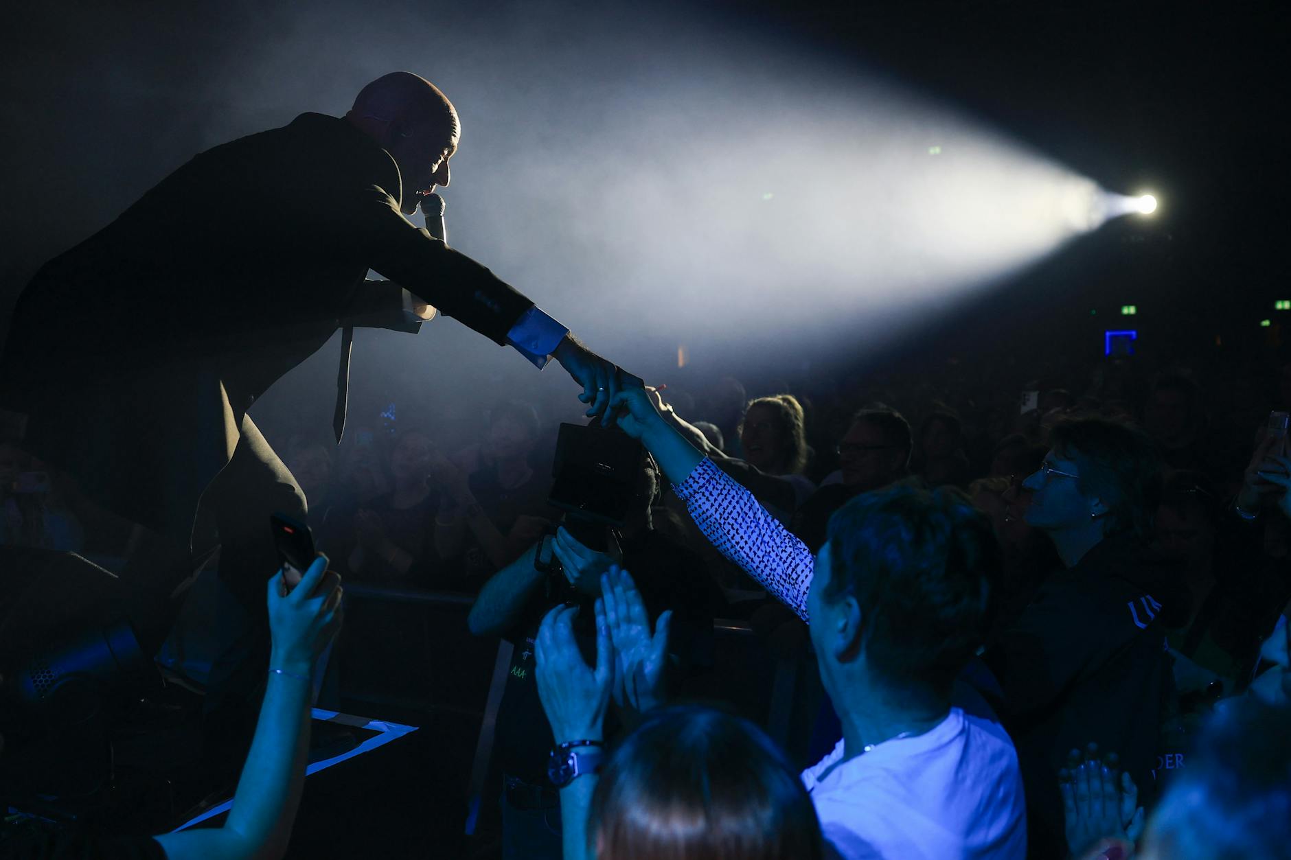 Bei seinem Konzert in Leipzig verschätzte sich der Graf von Unheilig einmal beim Tanzen am Bühnenrand. Die Folge: ein Sturz von der Bühne.