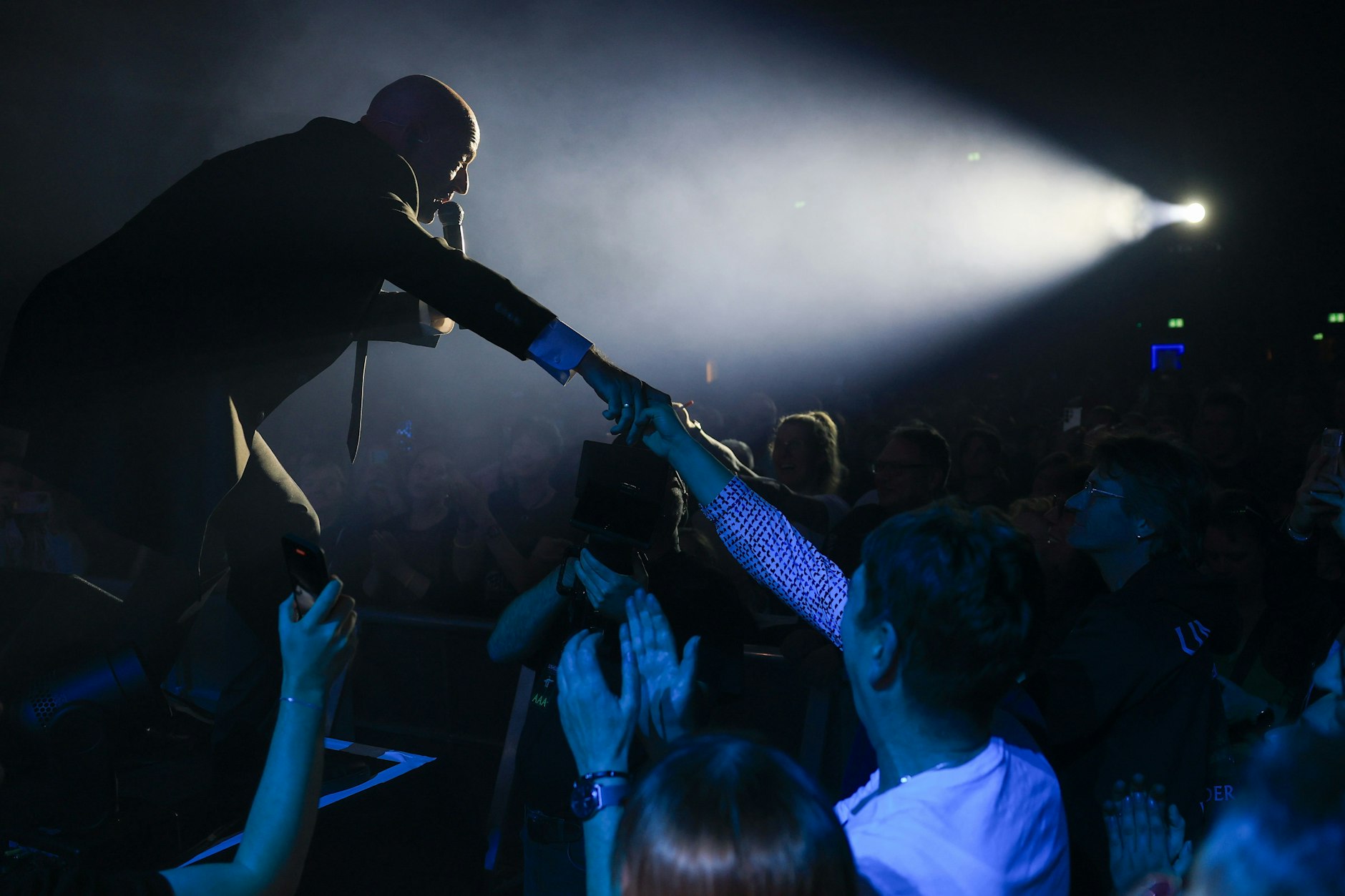Bei seinem Konzert in Leipzig verschätzte sich der Graf von Unheilig einmal beim Tanzen am Bühnenrand. Die Folge: ein Sturz von der Bühne.
