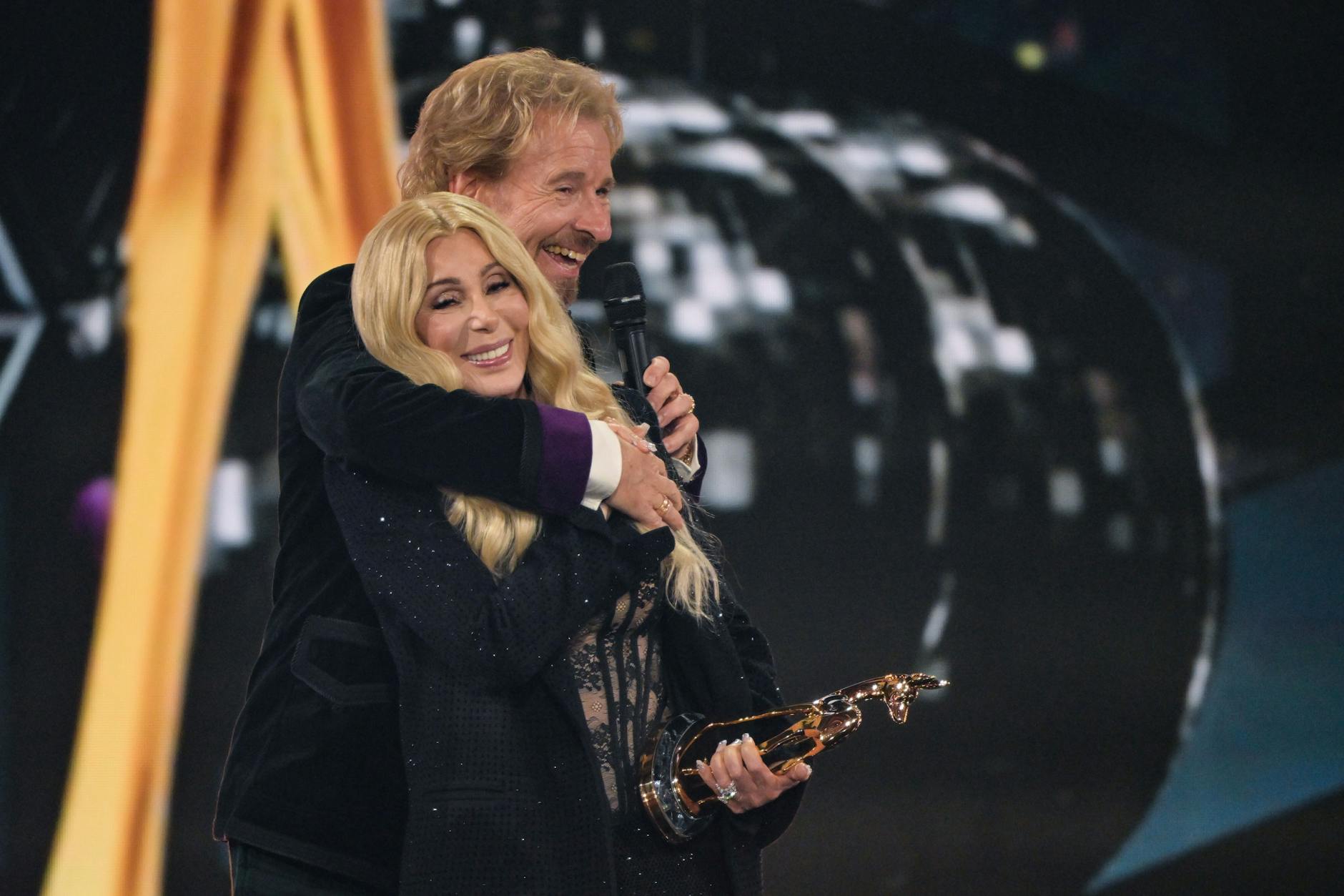 Cher wird von Thomas Gottschalk umarmt, nachdem er ihr einen Bambi überreicht hatte.