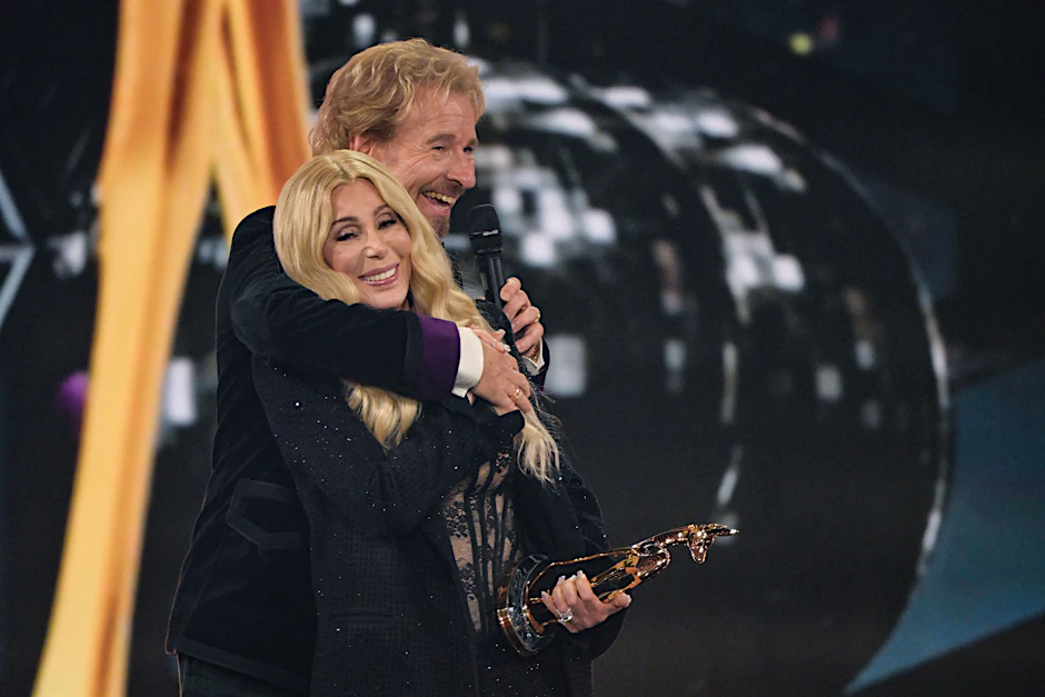 Cher wird von Thomas Gottschalk umarmt, nachdem er ihr einen Bambi überreicht hatte.