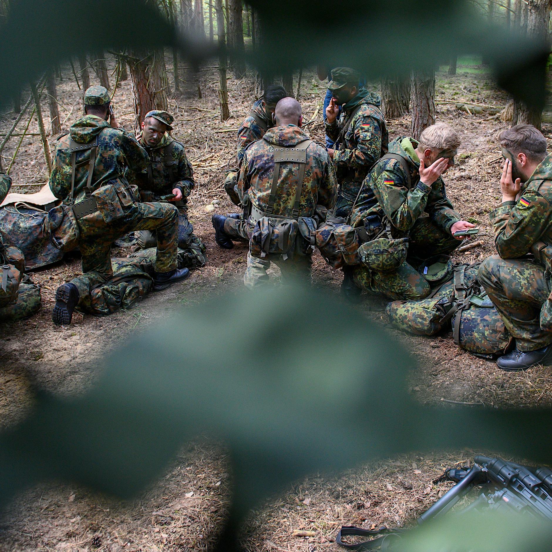 Der neue Wehrdienst und das Selbstbestimmungsgesetz: Öffnet der Geschlechtseintrag eine Hintertür?