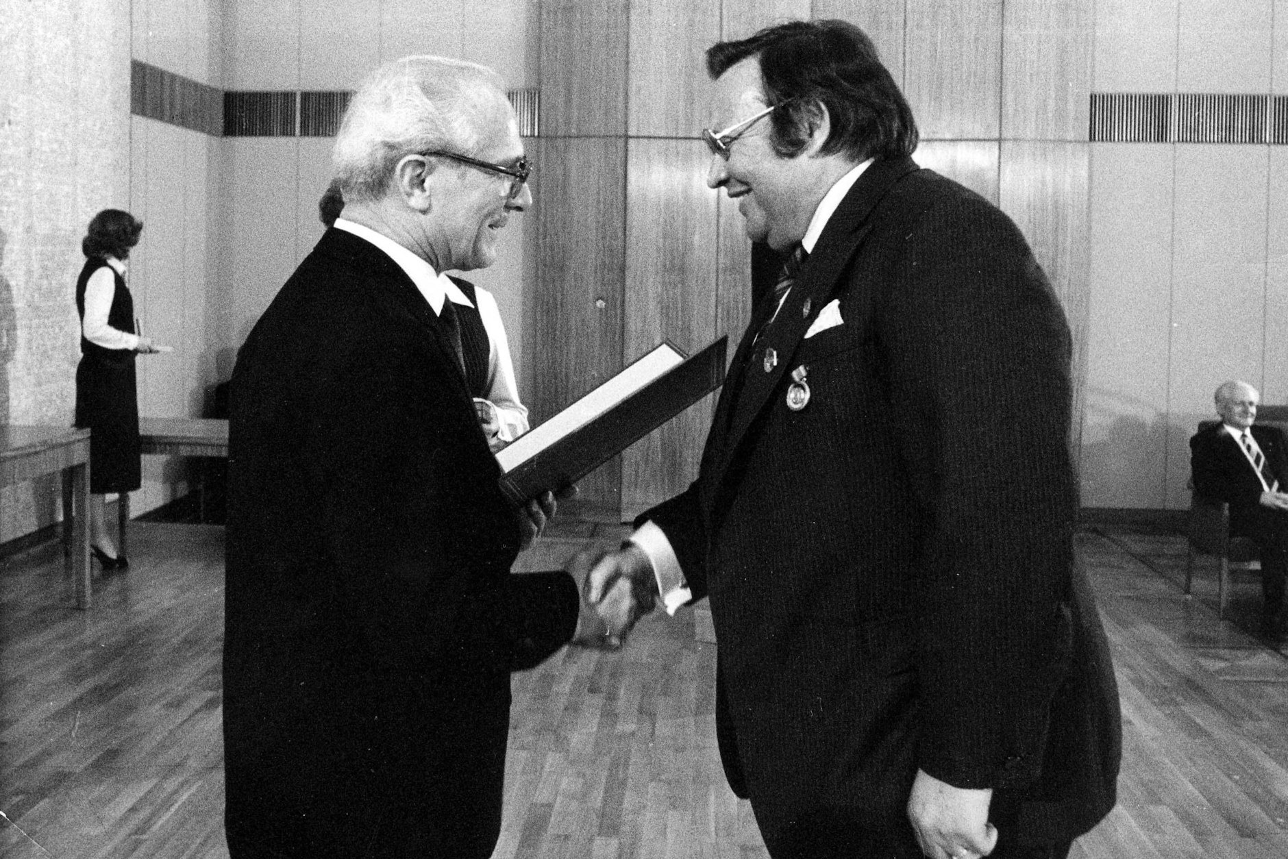 1981 überreichte Erich Honecker dem beliebten DDR-Moderator O.F. Weidling (r.) den Nationalpreis. Drei Jahre später war Weidlings Karriere jäh beendet.