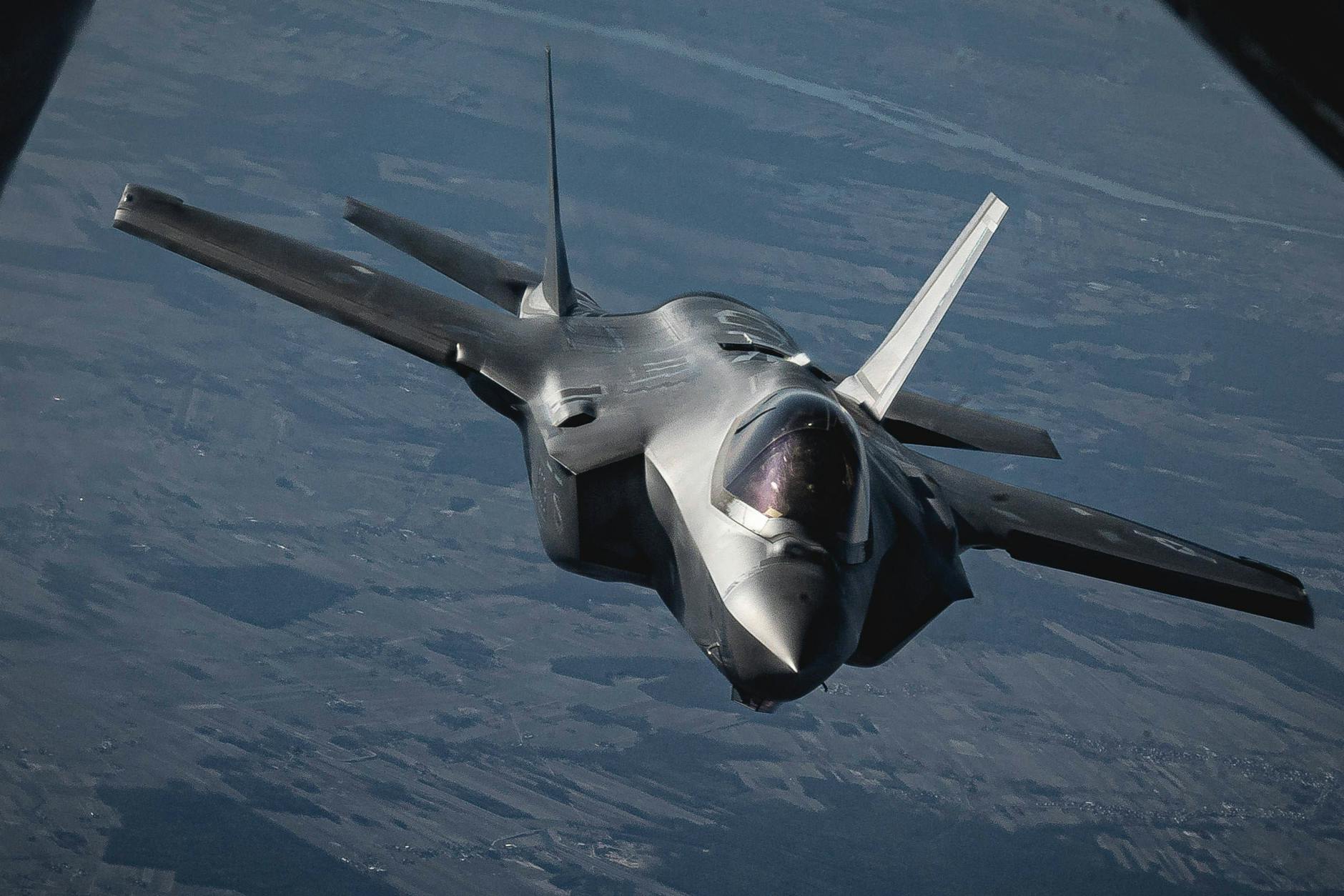Ein F-35-Kampfjet fliegt über dem US-Stützpunkt Ramstein in Deutschland.