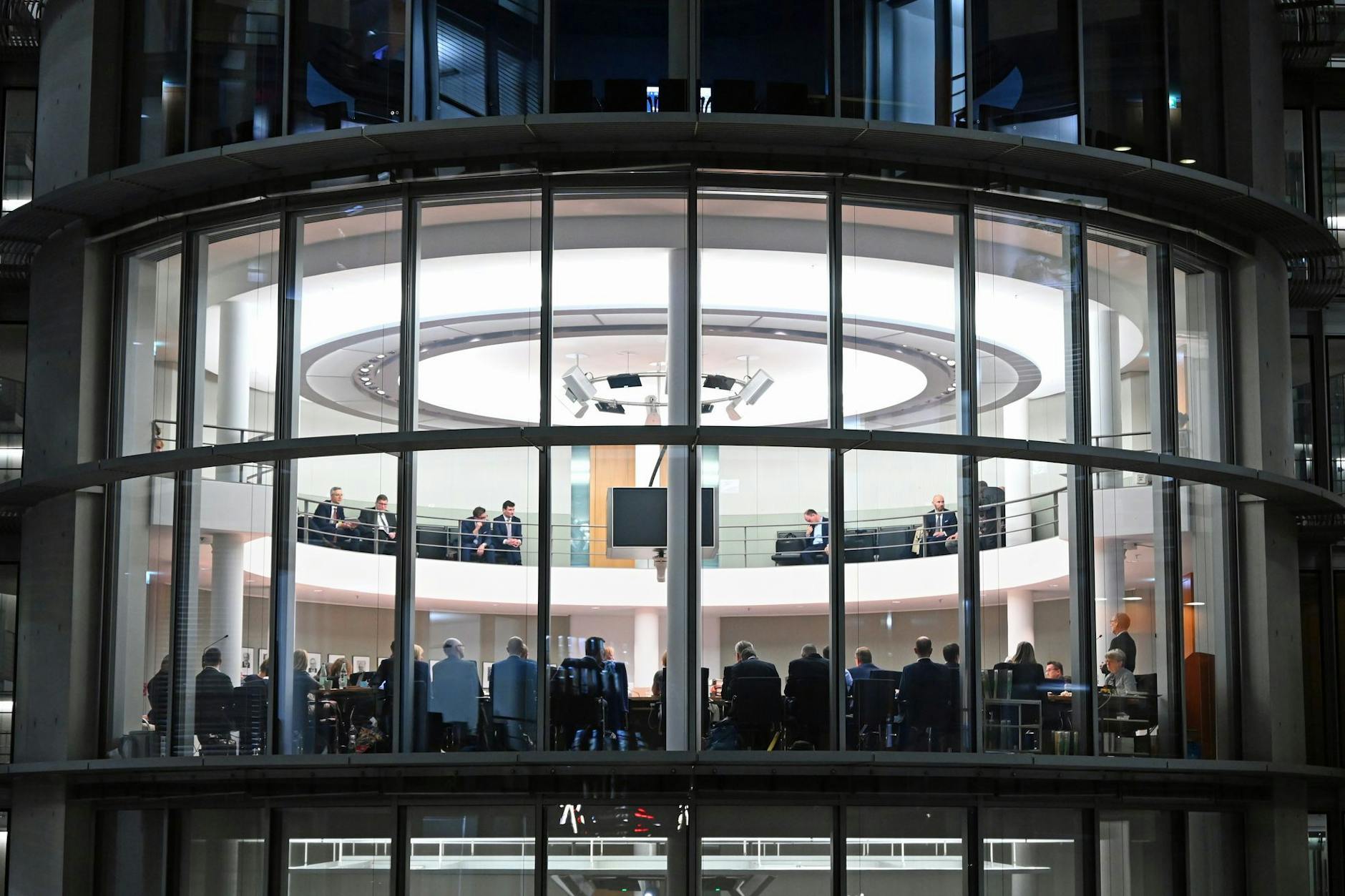 Der Sitzungsraum des Haushaltsausschusses zum Bundeshaushalt 2026 von außen. In der sogenannten Bereinigungssitzung nehmen die Fraktionen letzte Änderungen am Etatentwurf vor, bevor er im Bundestag zur Abstimmung steht.