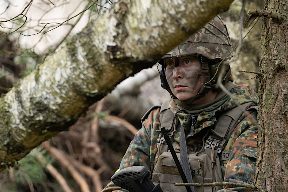 Soldatin während einer Übung der Bundeswehr.
