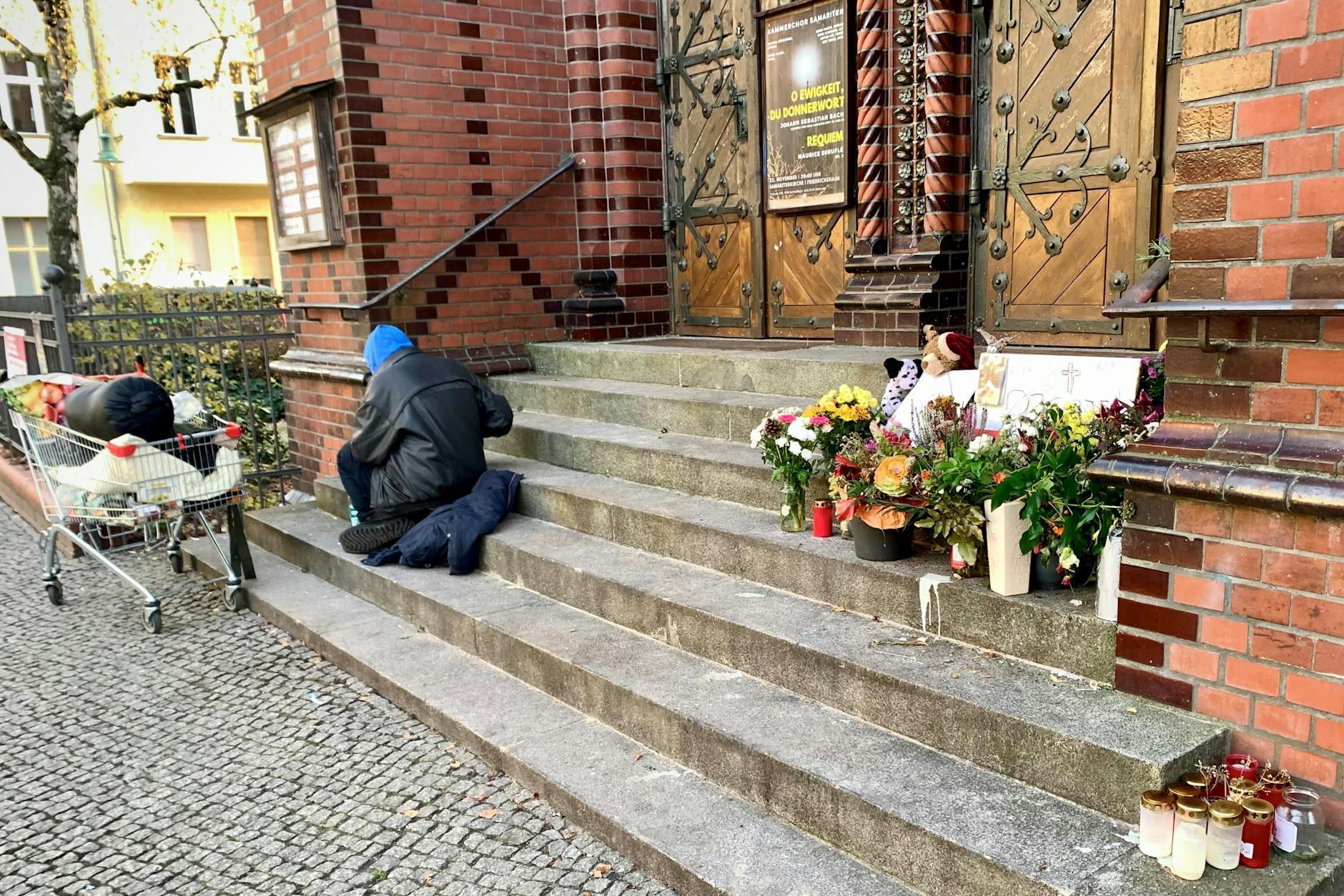 Leben und Tod nahe beieinander: ein Obdachloser neben dem Trauerort für Peggy.