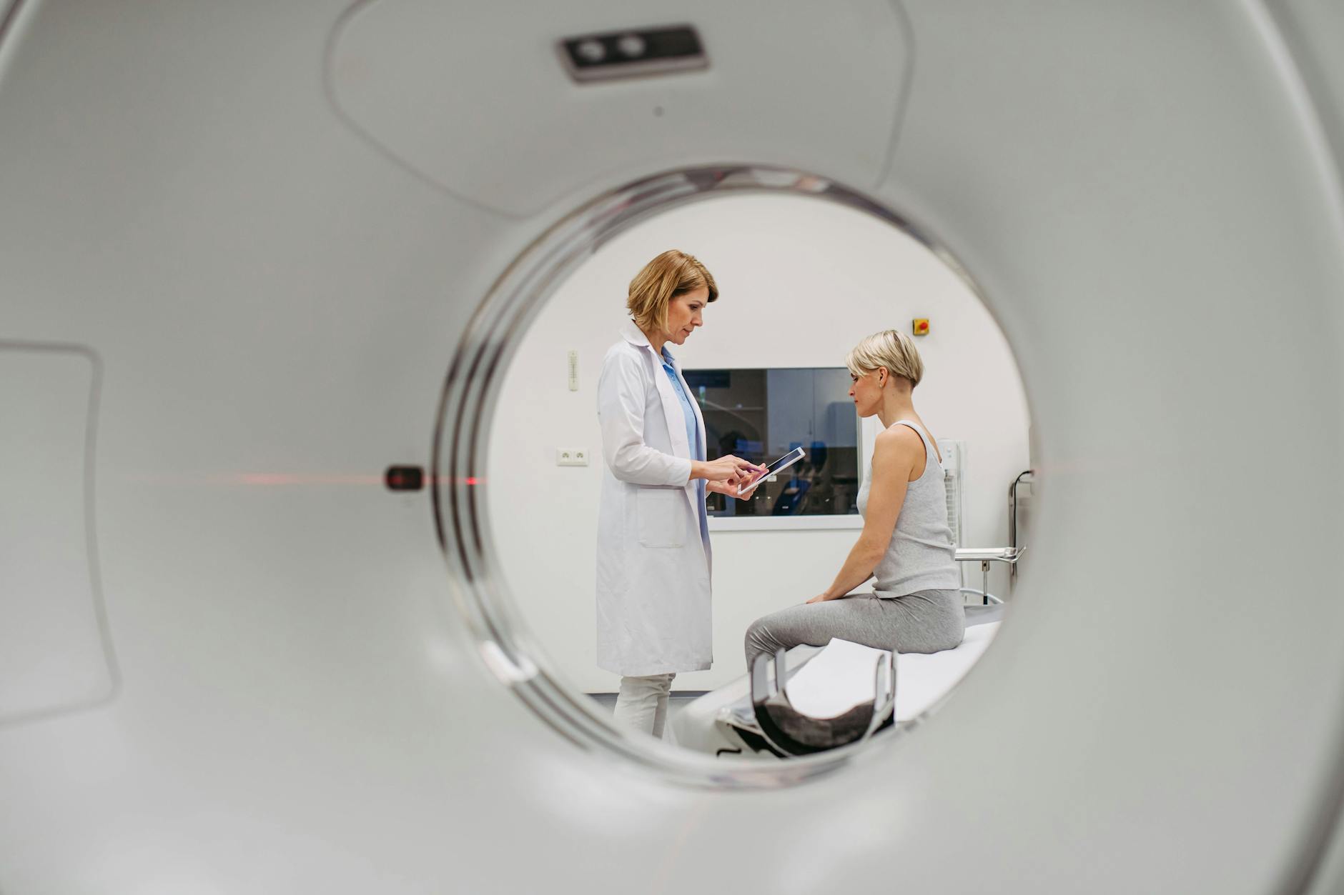Eine Ärztin bespricht mit ihrer Patientin die bevorstehende Untersuchung im MRT.