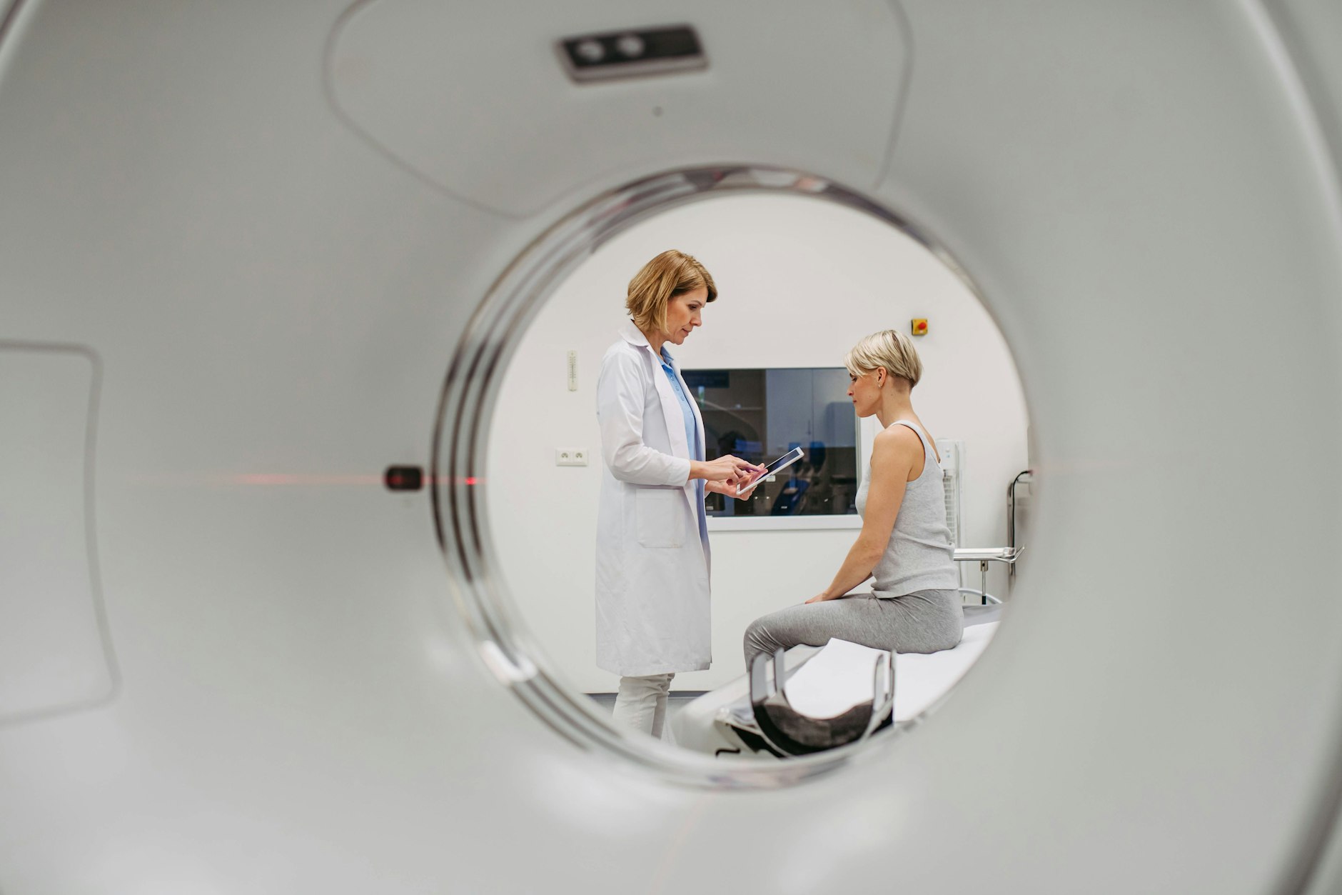 Eine Ärztin bespricht mit ihrer Patientin die bevorstehende Untersuchung im MRT.