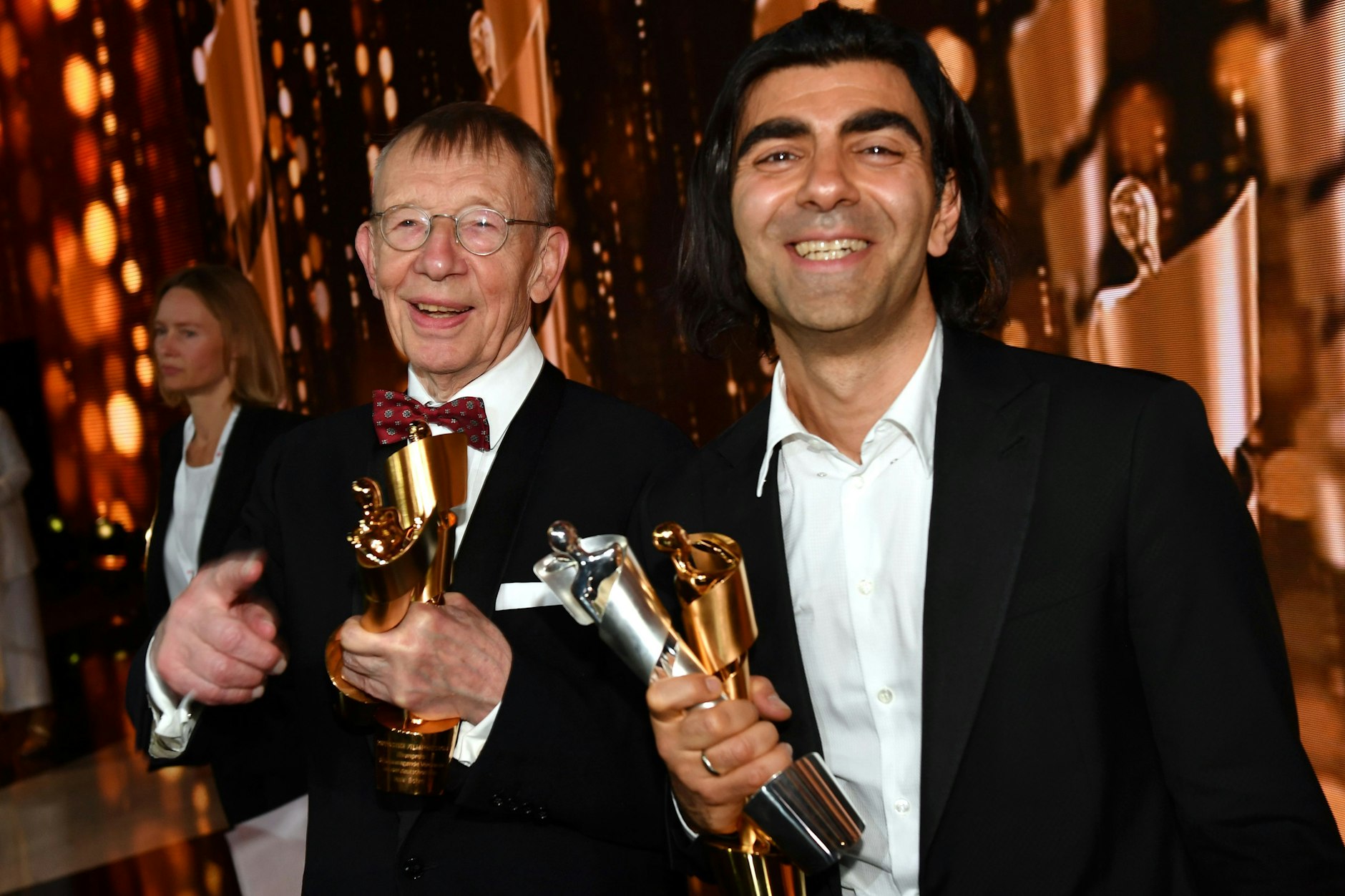Der Schauspieler Hark Bohm (l.) und der Regisseur Fatih Akin stehen nach der Verleihung des 68. Deutschen Filmpreises mit ihren Preisen auf der Bühne.
