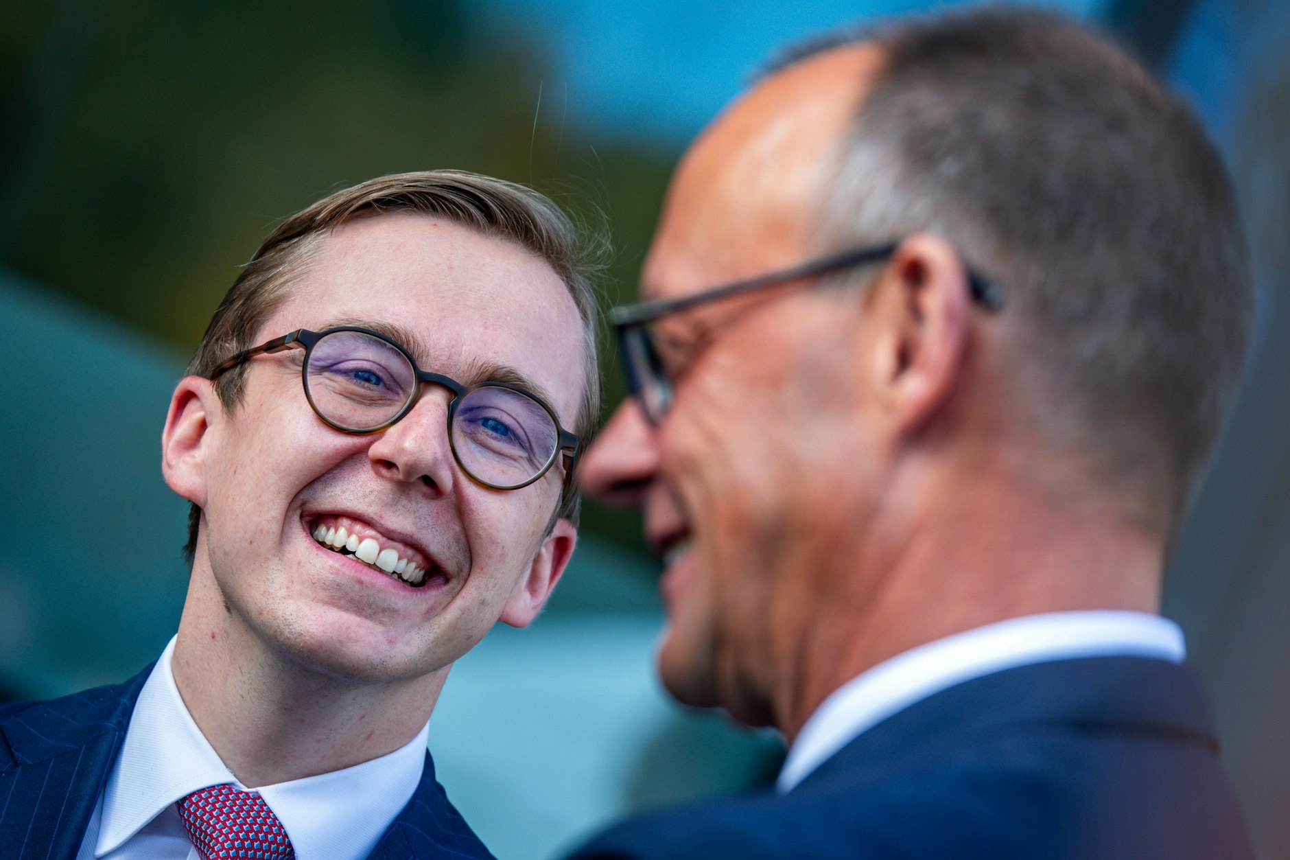 Philipp Amthor und Bundeskanzler Friedrich Merz haben gerade nicht viel Spaß miteinander. Es gibt Beef wegen der Rente.