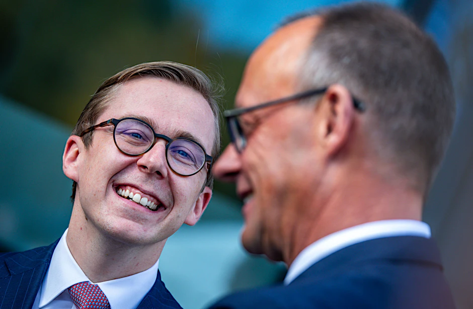 Philipp Amthor und Bundeskanzler Friedrich Merz haben gerade nicht viel Spaß miteinander. Es gibt Beef wegen der Rente.