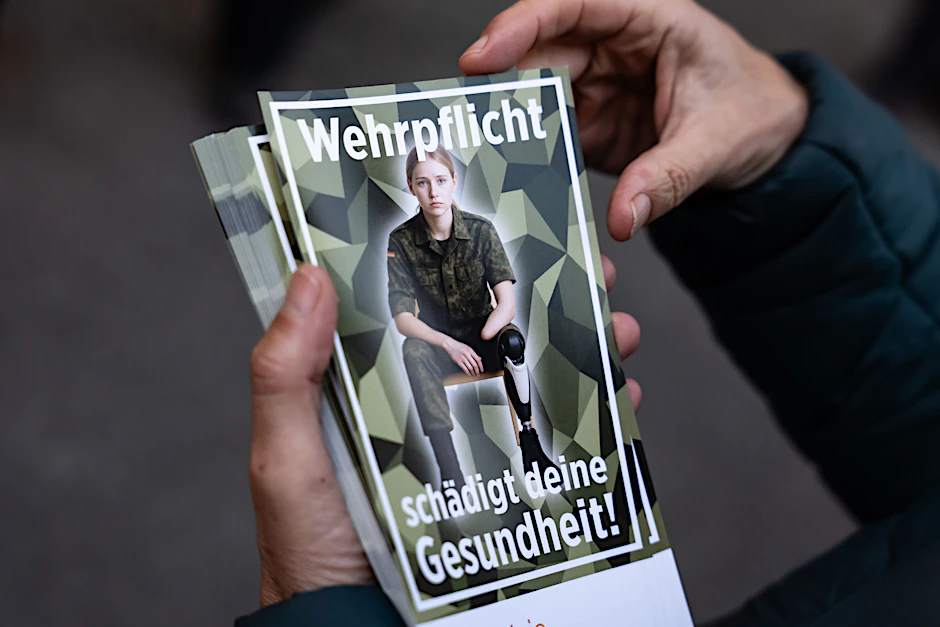 Gegendemonstration des BSW zum Bundeswehr Recruiting Event  für Frauen.