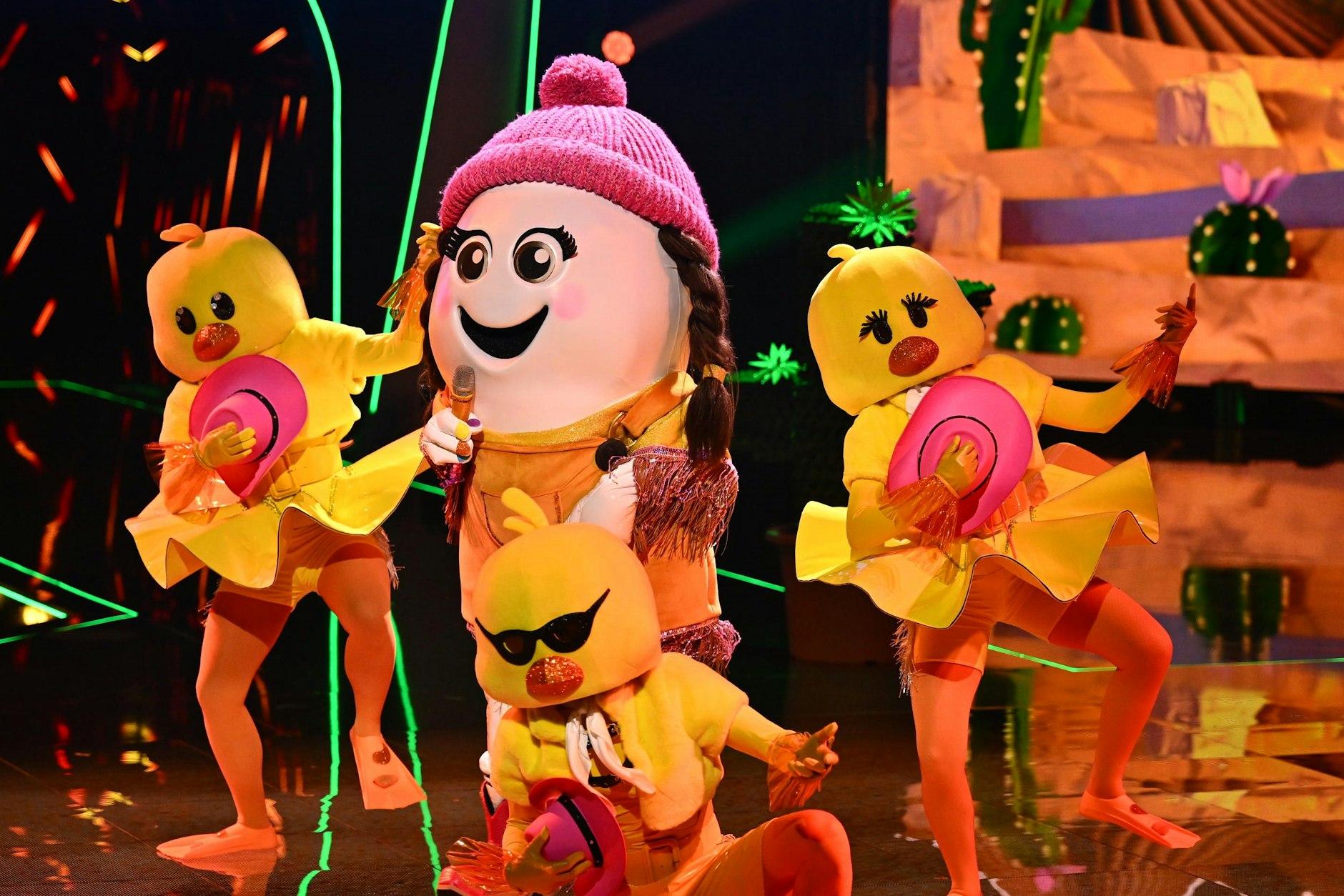 Eggi unterhielt die Zuschauer bei Masked Singer blendend. Nur: Welcher Star ist dafür verantwortlich?