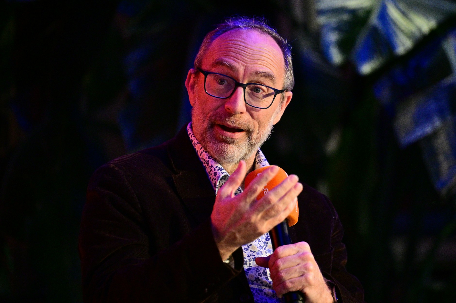Jimmy Wales, Mitgründer von Wikipedia, war zu einer Folge des Podcasts „Jung&amp;Naiv“ geladen.