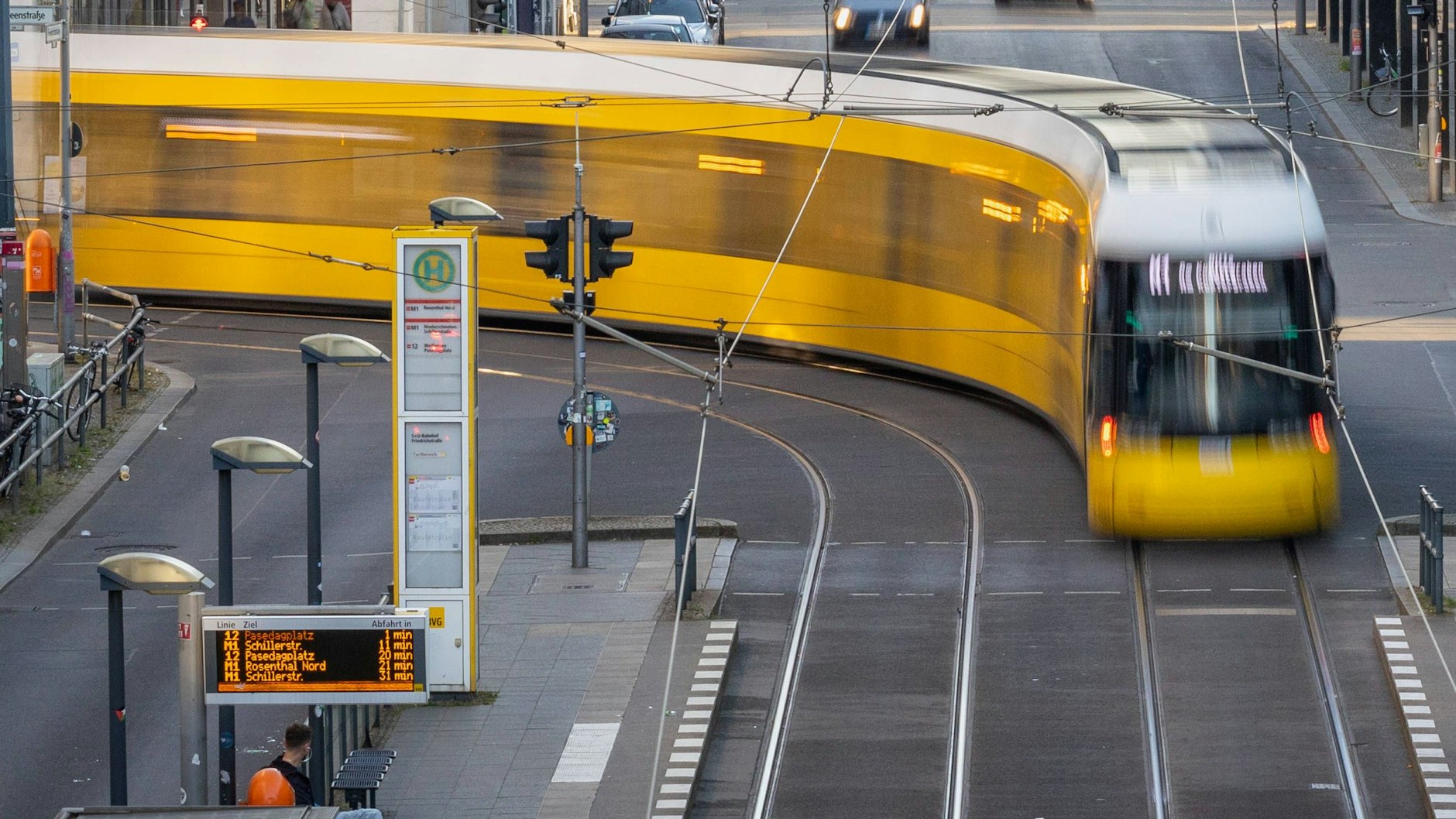 Eine Straßenbahn biegt in die Friedrichstraße ein. Die Strecke vom Kupfergraben bis zum Oranienburger Tor ist wieder einmal gesperrt – bis auf weiteres, wie es heißt.