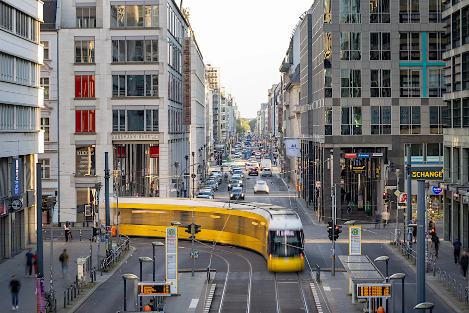 Eine Straßenbahn biegt in die Friedrichstraße ein. Die Strecke vom Kupfergraben bis zum Oranienburger Tor ist wieder einmal gesperrt – bis auf weiteres, wie es heißt.