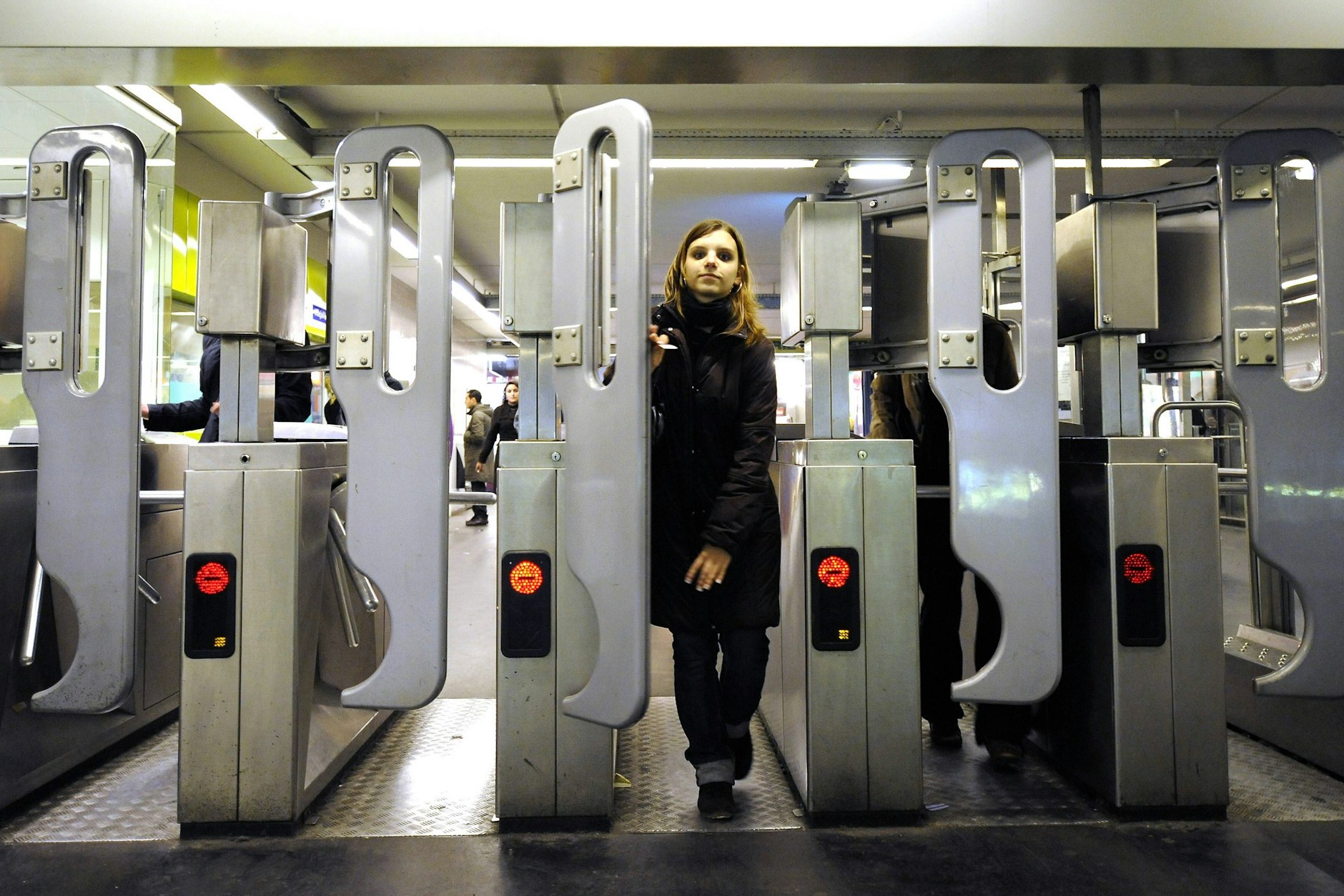 Bald auch in Berlin? Sperren in der Pariser Metro: Senioren mit Rollator oder Eltern mit Kinderwagen haben es hier schwer.