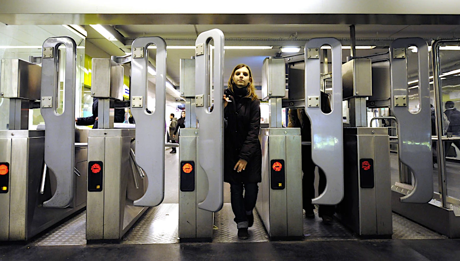 Bald auch in Berlin? Sperren in der Pariser Metro: Senioren mit Rollator oder Eltern mit Kinderwagen haben es hier schwer.