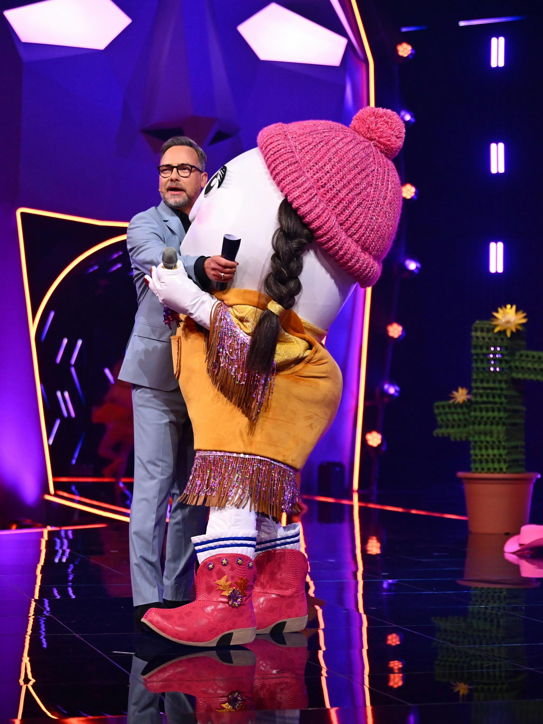 Haben sich gern: Das riesige Ei namens Eggi und Matthias Opdenhövel, der Masked Singer auch dieses Mal moderiert.