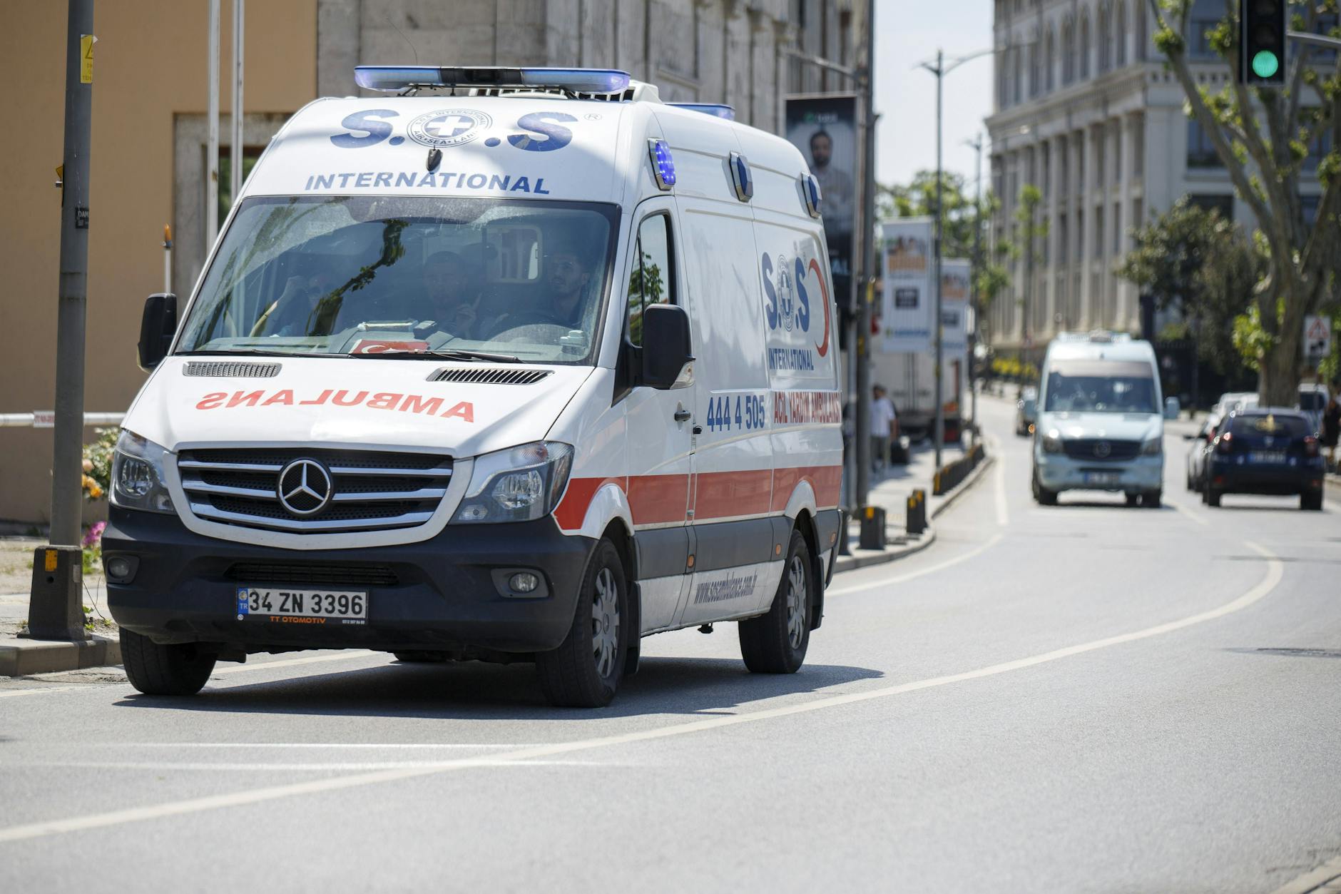 Rettungseinsatz in Istanbul: Die vierköpfige Familie wurde mit Krankenwagen in eine Klinik gebracht. Für die Mutter und die beiden Kinder kam die Hilfe aber zu spät. (Symbolfoto).