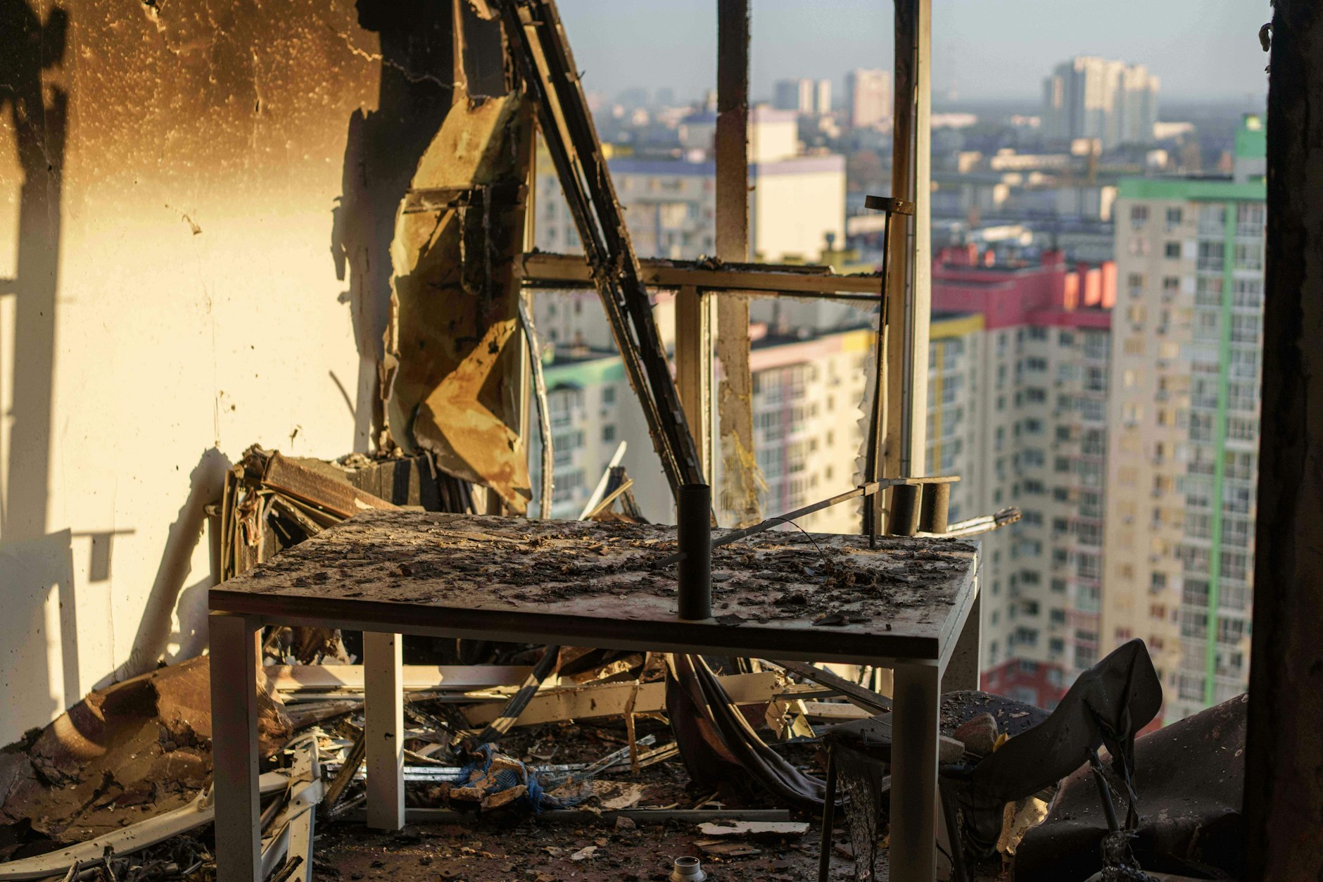 Massive Zerstörungen sind am Freitag in einer Wohnung nach einem russischen Angriff auf ein Wohnviertel in Kiew zu sehen.