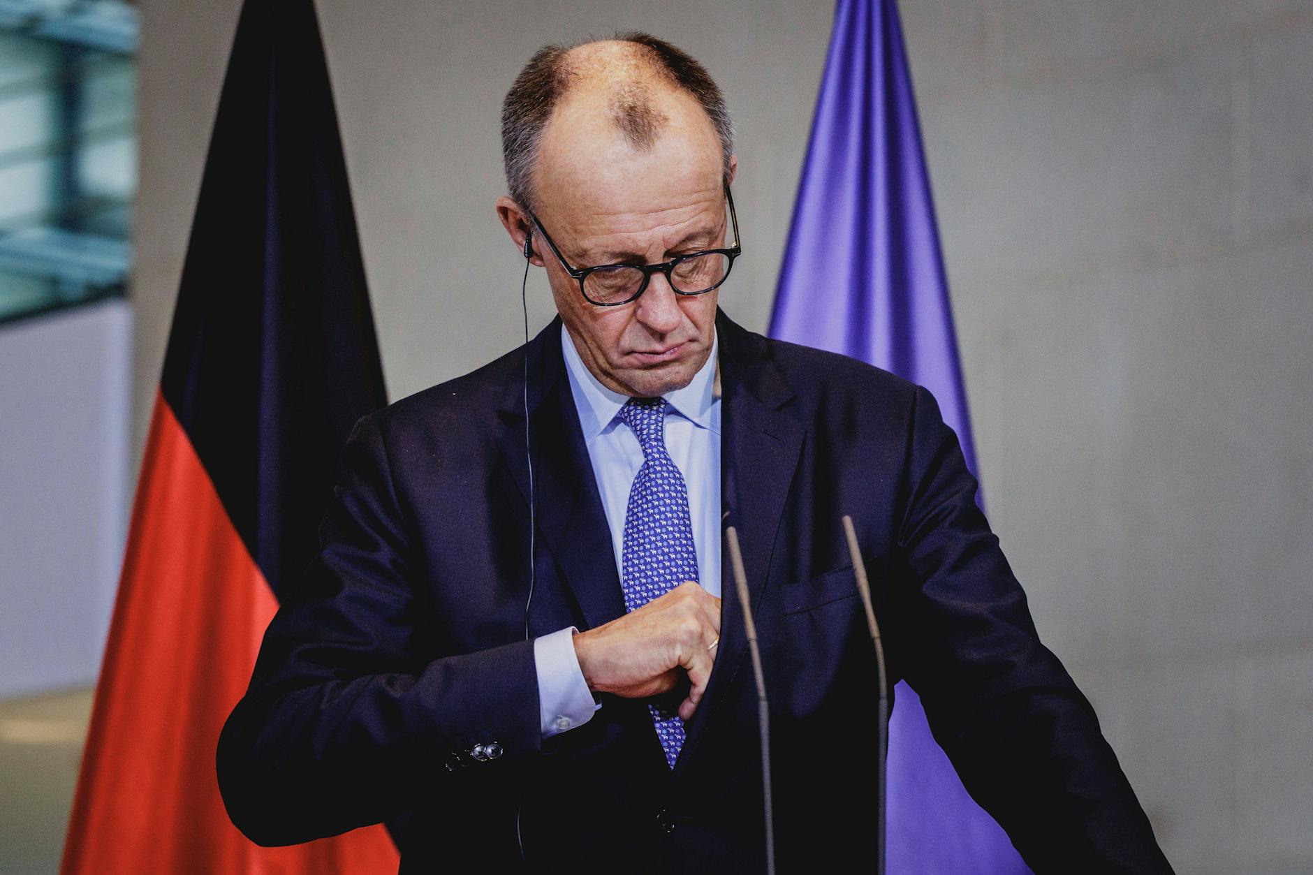 Bundeskanzler Friedrich Merz (CDU) bei einer Pressekonferenz in Berlin: Trotz des beschlossenen Haushalts 2026 wächst die Kritik von Ökonomen an der Finanzpolitik.