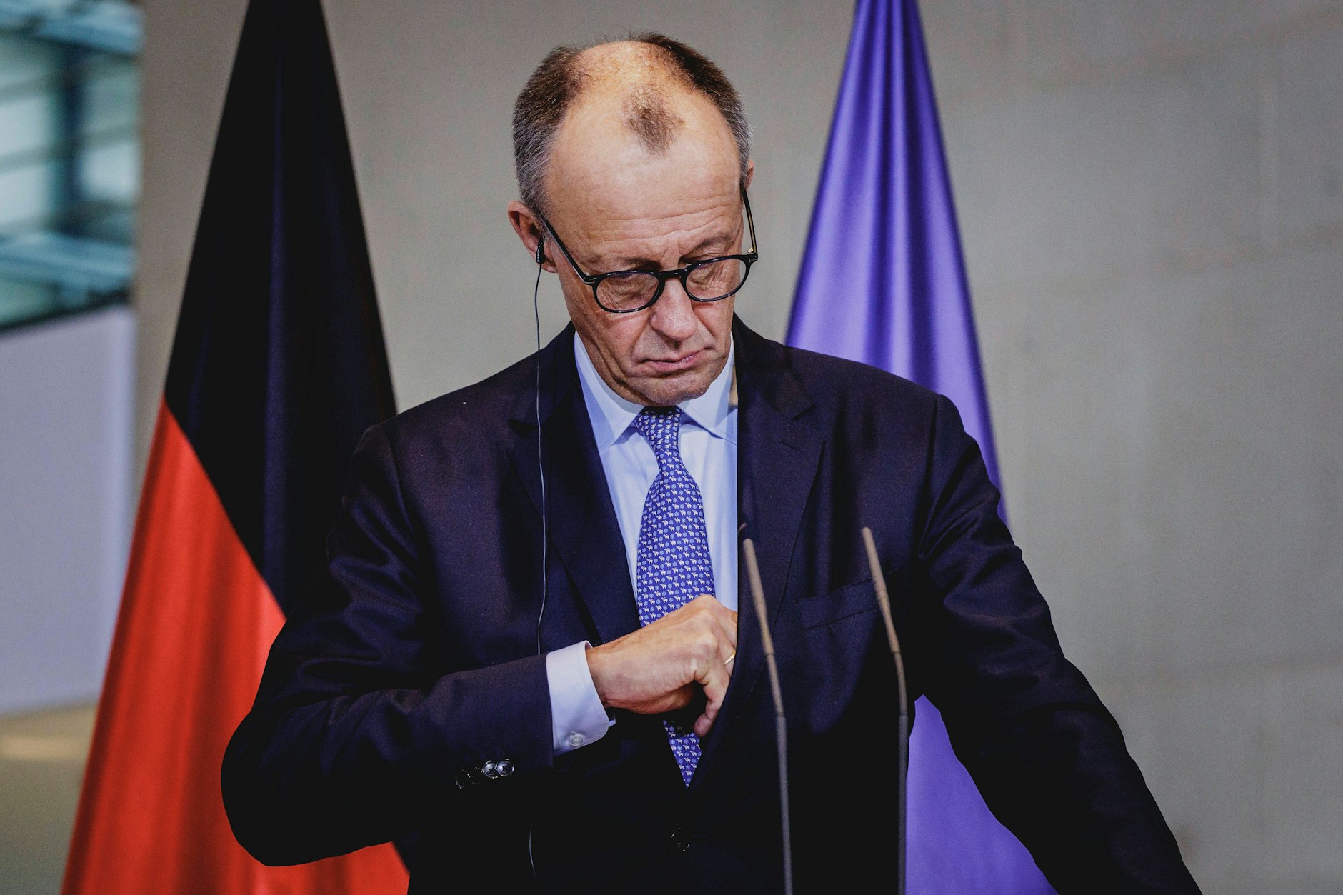 Bundeskanzler Friedrich Merz (CDU) bei einer Pressekonferenz in Berlin: Trotz des beschlossenen Haushalts 2026 wächst die Kritik von Ökonomen an der Finanzpolitik.