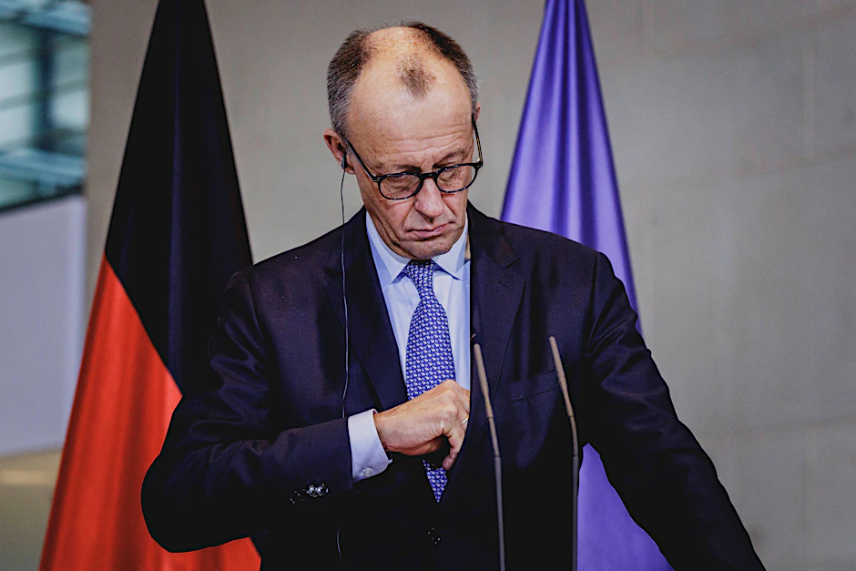 Bundeskanzler Friedrich Merz (CDU) bei einer Pressekonferenz in Berlin: Trotz des beschlossenen Haushalts 2026 wächst die Kritik von Ökonomen an der Finanzpolitik.