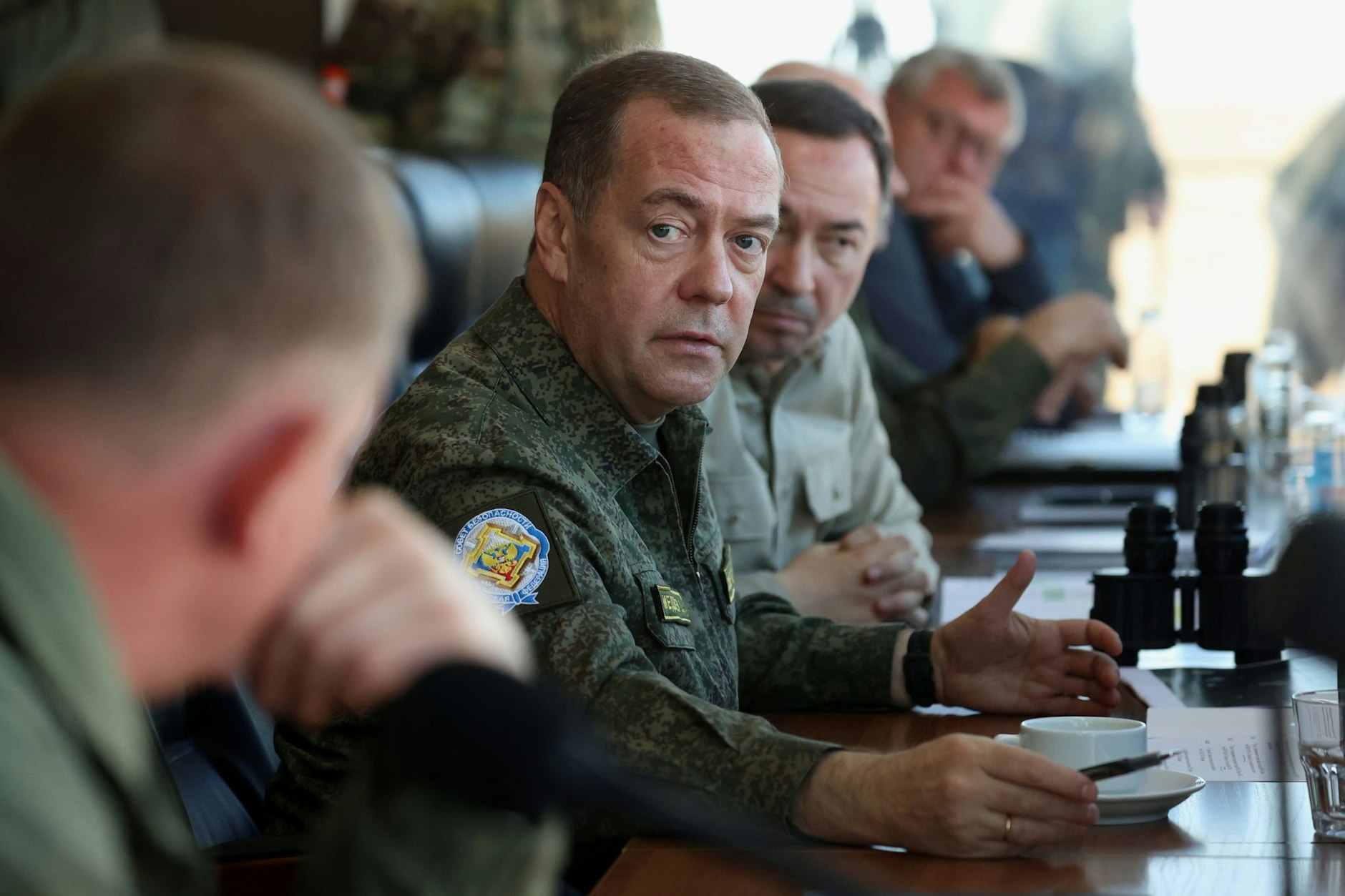 Dmitri Medwedew besucht ein Testgelände, um den Teststart moderner Waffen zu beobachten.